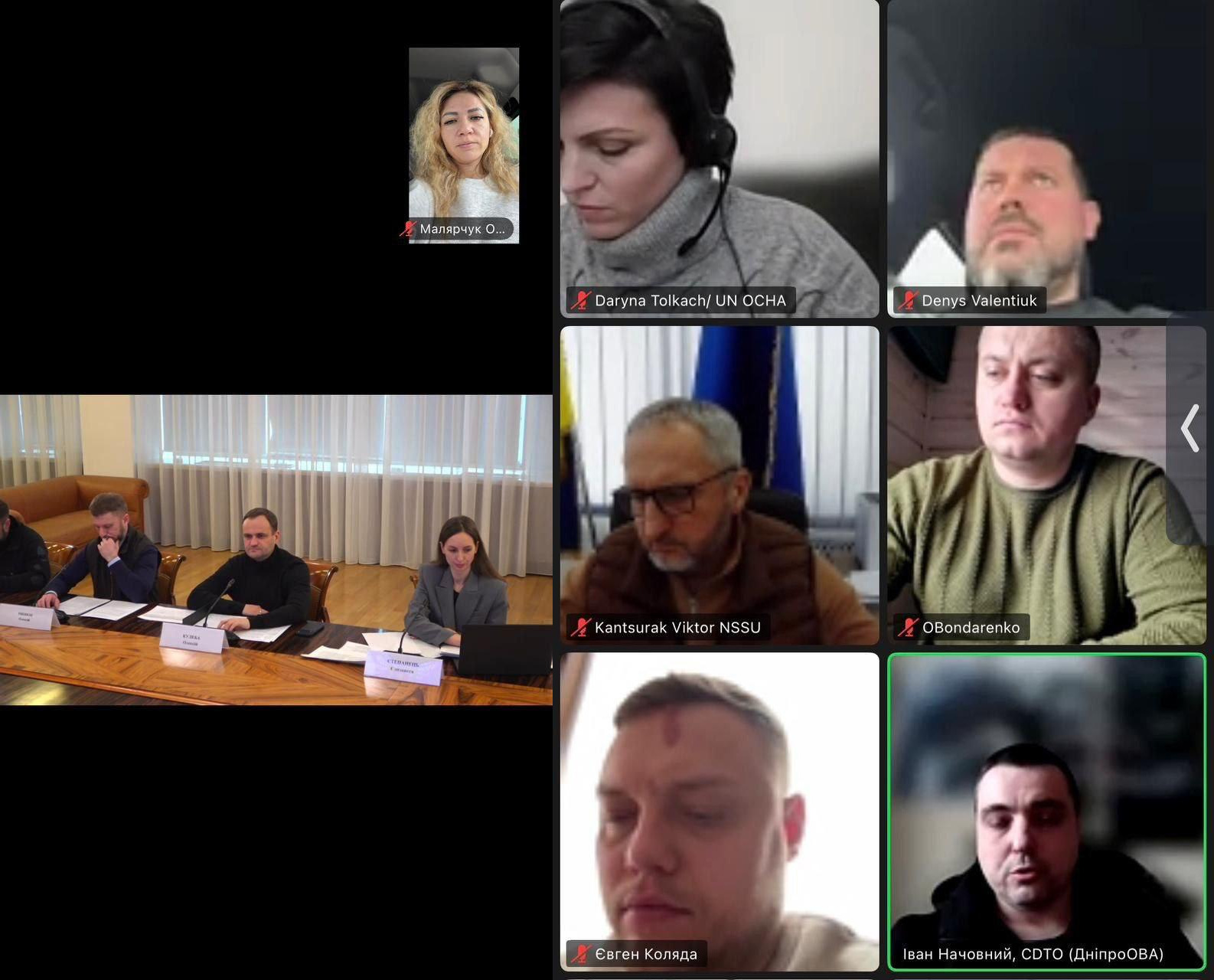 Скриншот онлайн-наради у форматі відеоконференції. На екрані видно декілька вікон із учасниками: група людей у залі засідань та окремі учасники, що підключилися дистанційно з робочих місць або автомобілів. Деякі вікна підписані іменами та назвами організацій.