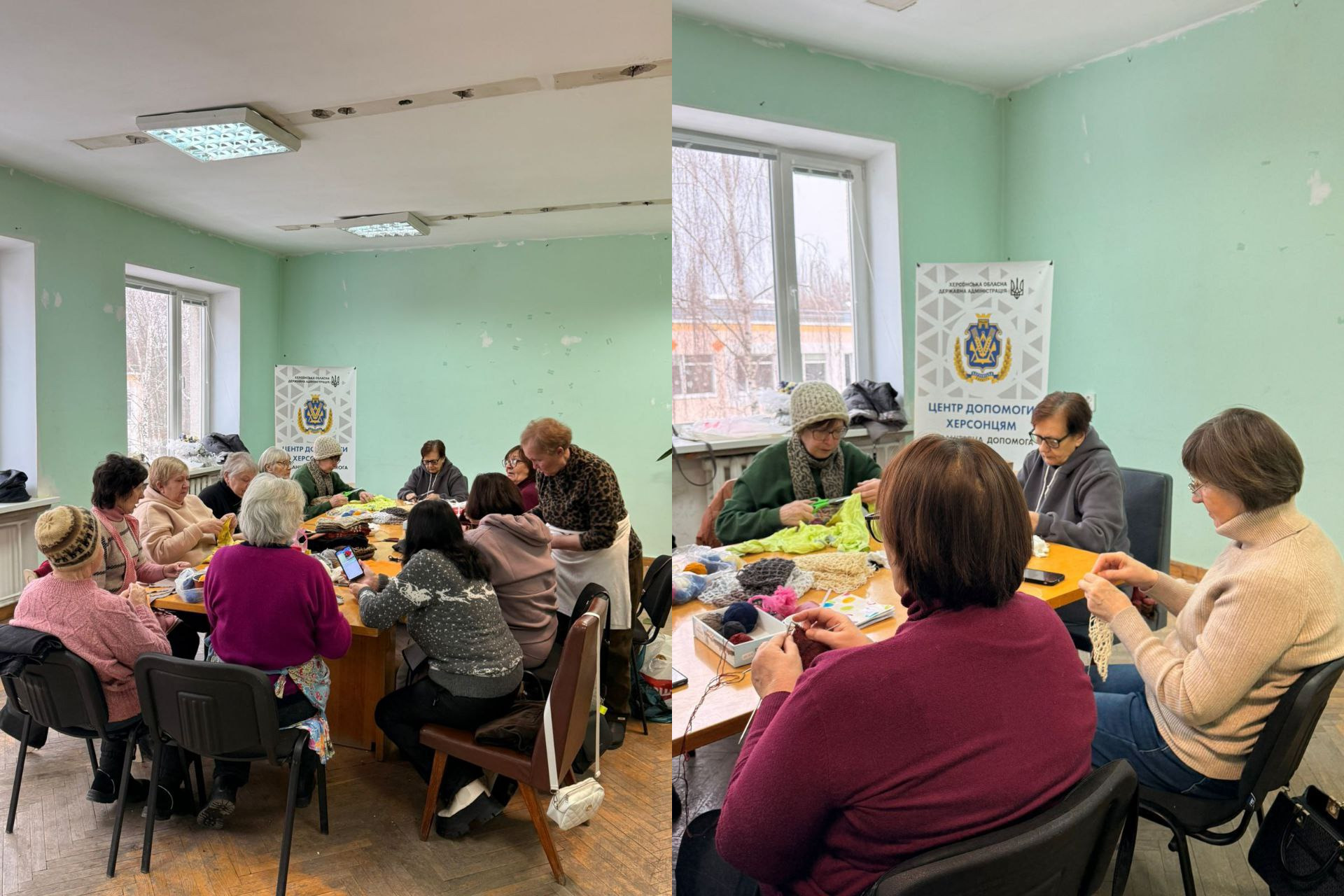 Колаж із двох світлин, на яких група жінок у приміщенні «Центру допомоги херсонцям» займається рукоділлям за великим столом. Вони зосереджено шиють та плетуть вироби, використовуючи нитки й тканини. На фоні видно банер із гербом Херсонської ОВА та велике вікно.