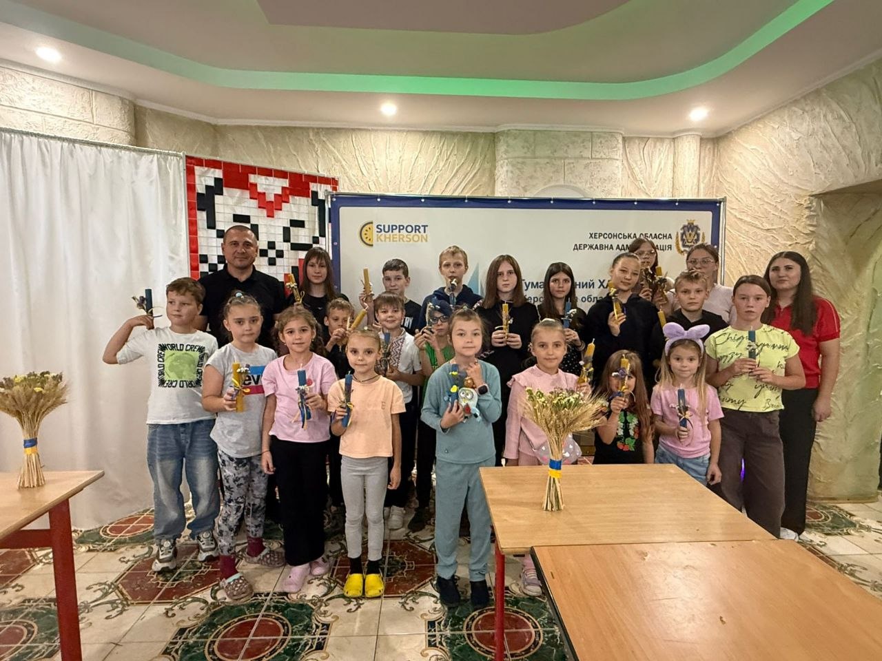 До Дня пам’яті захисників України для дітей із родин вимушених переселенців із Херсонщини провели творчий майстер-клас «Зігріті теплом сердець»