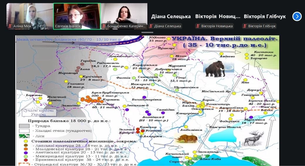 Скриншот освітньої онлайн-презентації. Угорі відображаються віконця з підключеними учасницями зустрічі. На екрані відкрито титульний слайд із темою «ХЕРСОНЩИНА: КРІЗЬ ВІКИ, ПОКОЛІННЯ ТА ПОДВИГИ». На ілюстрації зображено історичний колаж на тлі річки Дніпро та мосту: від античних жителів, скіфів, козаків із полковим знаменом до воїнів Другої світової війни та сучасних українських захисників зі зброєю і синьо-жовтими стягами.