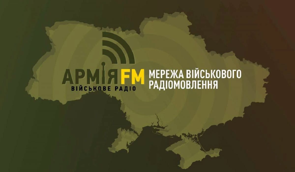 Інформаційно-презентаційний банер першого військового радіо України «Армія FM». Візуальне оформлення виконане у мілітарі-стилі з переважанням хакі, оливкових та темно-зелених відтінків. Головним елементом тла є контурна мапа України в її міжнародно визнаних кордонах, включно з Кримом та всіма областями. Мапа пофарбована в оливковий колір, а від її центру розходяться світліші концентричні кола, що символізують поширення радіохвиль по всій території країни. Загальне тло поза картою має темно-коричневий градієнт із затіненням по краях. У центрі зображення поверх мапи розміщено комбінований логотип та текстові написи: Ліворуч розташовано емблему радіостанції: темно-зелене слово «АРМІЯ», де літеру «І» стилізовано під радіовежу з антеною, від якої вгору відходять три дуги радіосигналу. Поруч міститься яскраво-жовтий прямокутник із темно-зеленими літерами «FM». Під абревіатурою дрібнішим чорним шрифтом нанесено уточнення: «ВІЙСЬКОВЕ РАДІО». Праворуч від логотипа великими білими літерами у два рядки вирівняно напис: «МЕРЕЖА ВІЙСЬКОВОГО РАДІОМОВЛЕННЯ».