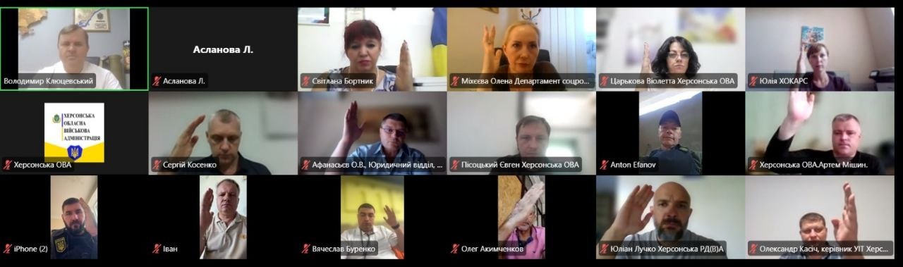 Скриншот екрана робочої онлайн-наради в Zoom із голосуванням учасників. Відеочат побудовано у вигляді сітки з 18 прямокутних вікон (три ряди по шість вікон)