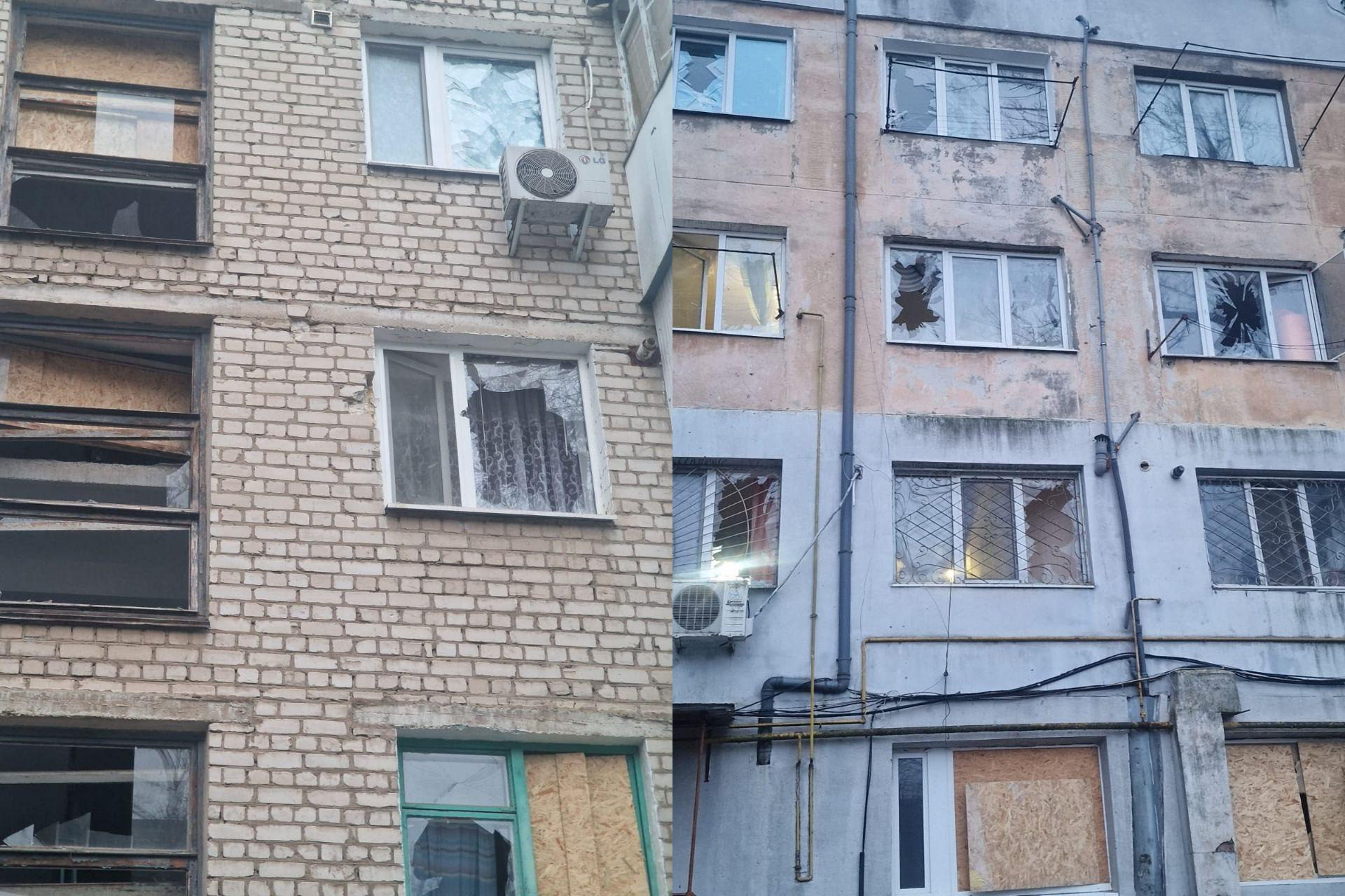 Колаж із двох фотографій, на яких зображено фасади багатоквартирних будинків із суттєвими пошкодженнями: розбитими вікнами, забитими фанерою віконними рамами та слідами руйнувань на стінах.