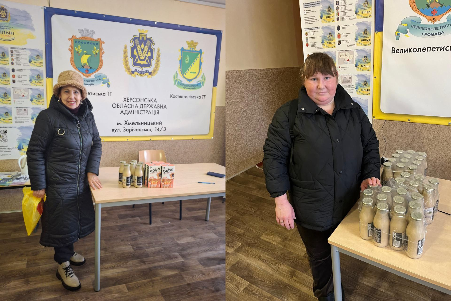 Колаж із двох фотографій, на яких жінки стоять біля столу з гуманітарною допомогою (продуктовими наборами в пляшках та коробках). На фоні розміщено інформаційні стенди з гербами громад Херсонської області та логотипом Херсонської обласної державної адміністрації.