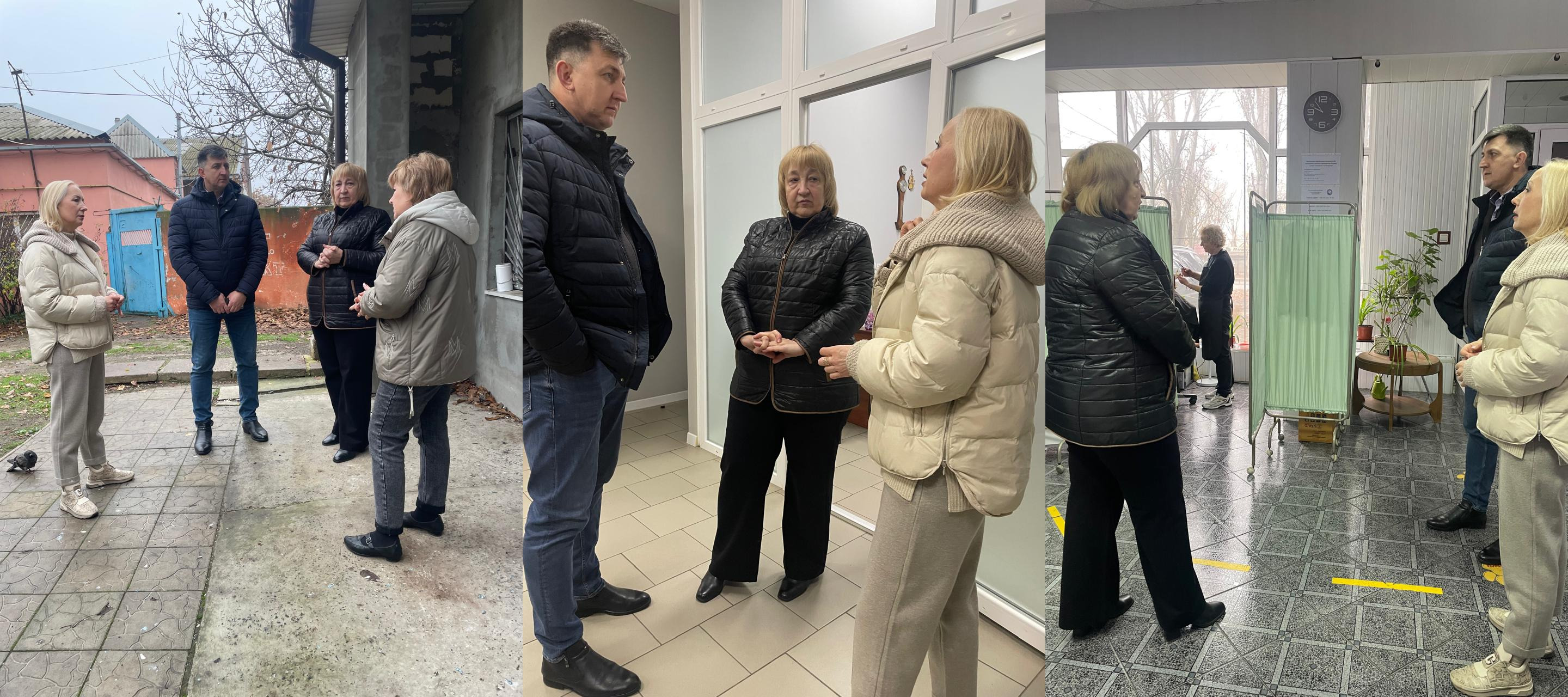 Колаж із трьох кадрів, що зображує групу людей, включаючи чоловіка в темній куртці та жінку у світлій куртці, які спілкуються в різних локаціях: на вулиці біля будівель та у світлому приміщенні з великими вікнами та іншими людьми на задньому плані.