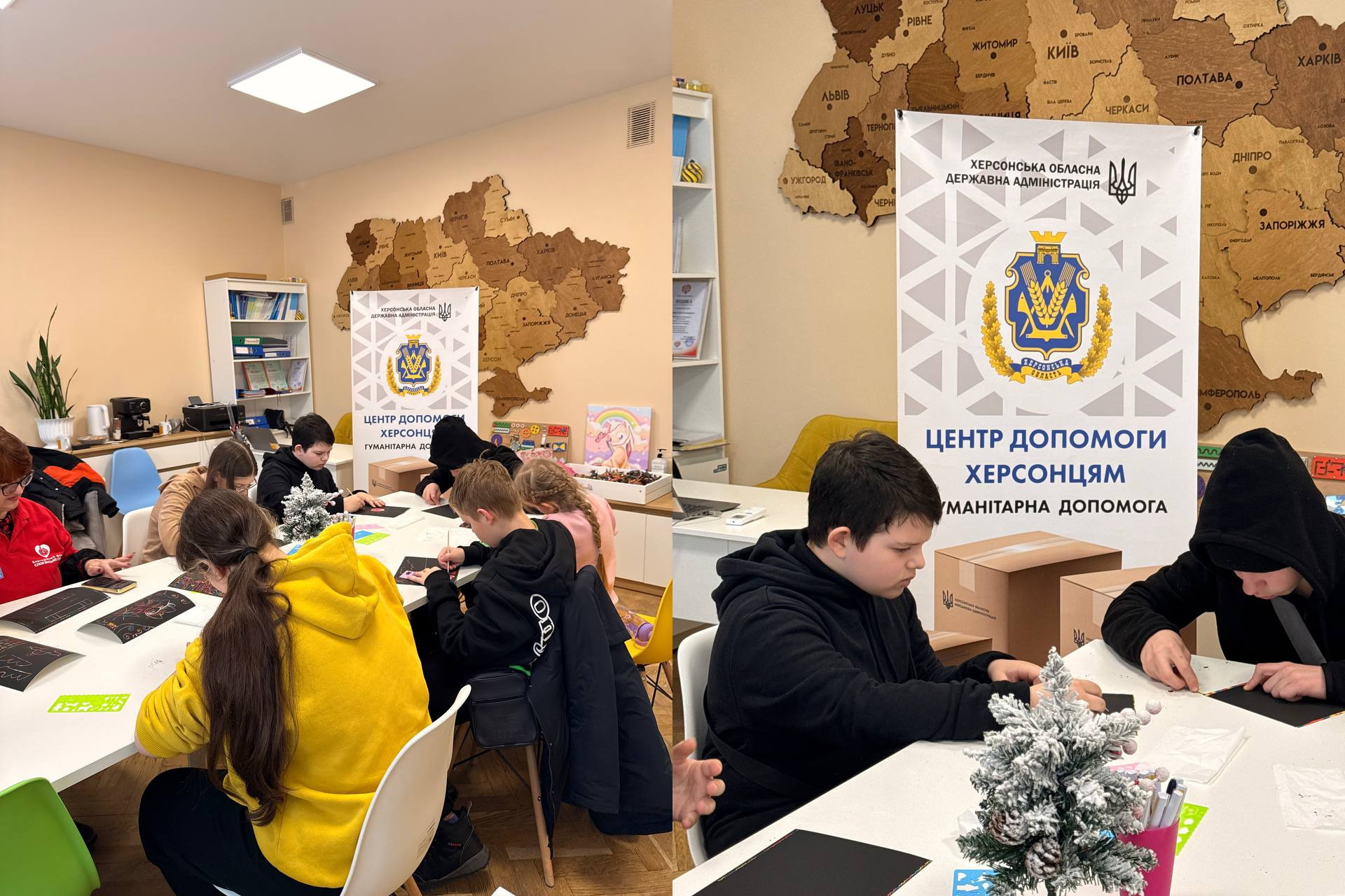 Колаж із двох фотографій, на яких зображено дітей та підлітків під час творчого заняття. Вони сидять за столом у сучасному кабінеті та працюють над малюнками. У кімнаті розміщено банер «Центр допомоги херсонцям» та велику дерев’яну мапу України на стіні.