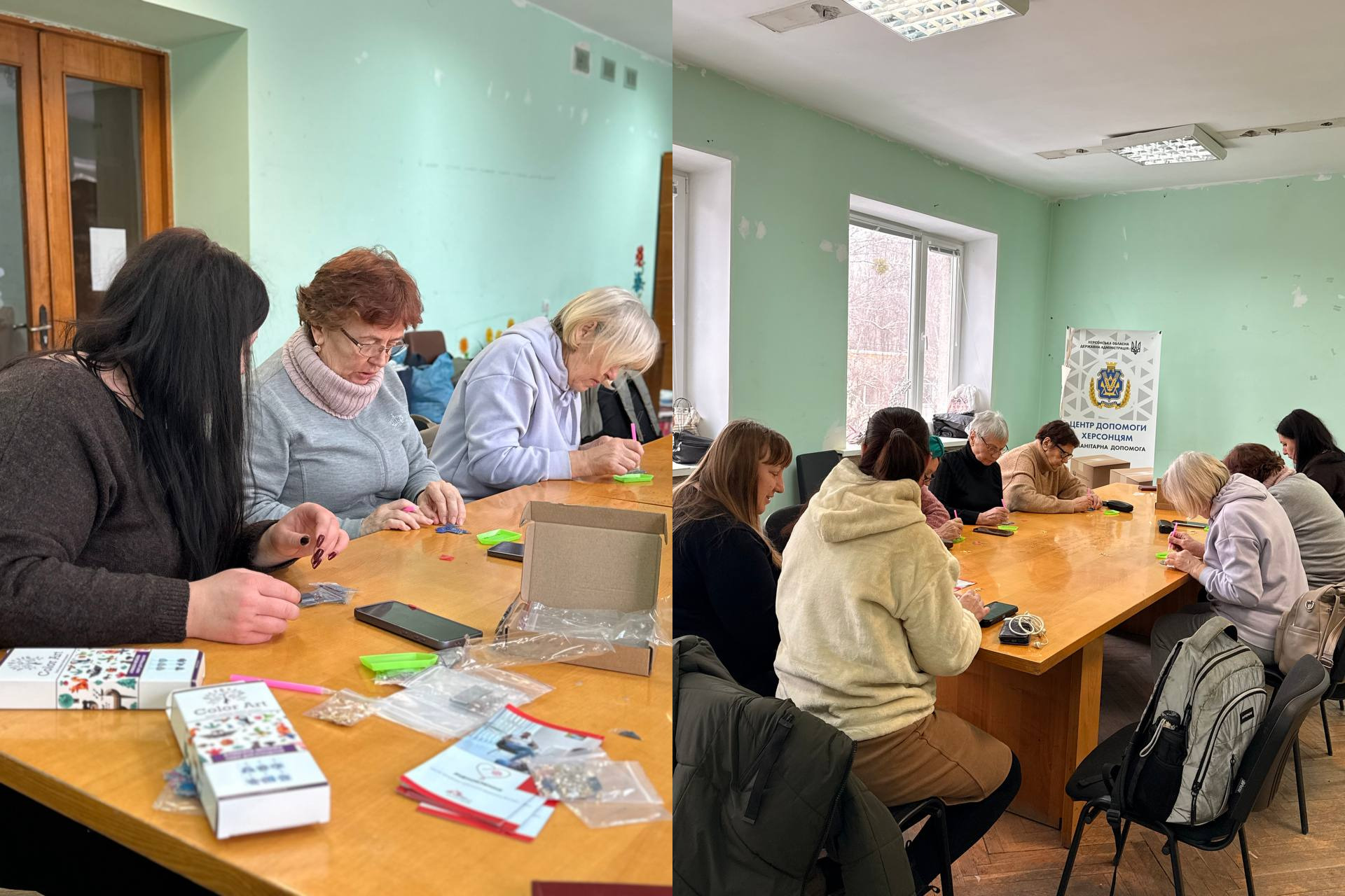 Колаж із двох фотографій, на яких зображено групове творче заняття. Жінки різного віку сидять за великим дерев'яним столом у світлій кімнаті та зосереджено працюють над рукоділлям (алмазною мозаїкою). На фоні видно банер «Центр допомоги херсонцям».