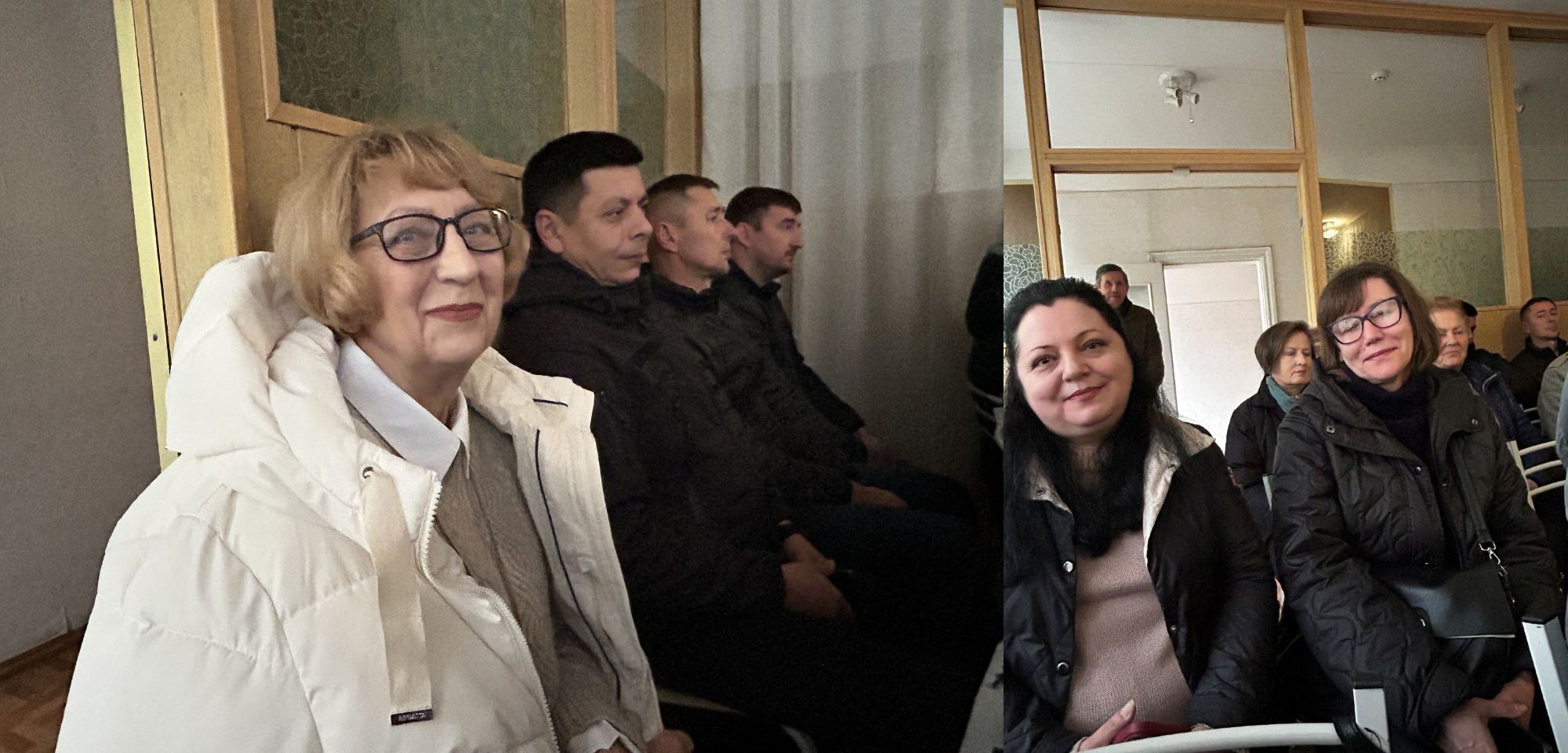Колаж із двох кадрів, що показує людей у приміщенні під час зборів або заходу. На лівому кадрі видно усміхнену жінку в окулярах і світлій куртці на передньому плані та трьох чоловіків у темному одязі на задньому. На правому кадрі – дві жінки в темних куртках сидять в аудиторії.