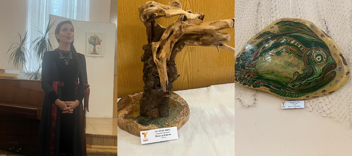 Колаж із трьох фотографій демонструє презентацію родинного мистецького проєкту «Чари степового краю» майстрів із Херсонщини Інни Красновської-Кафтан та Миколи Кафтана, організовану для переселенців в Івано-Франківську за сприяння координаційного центру «Вільні разом». Ліворуч на фото виступає Заслужена артистка України Руслана Лоцман в етнічному чорному вбранні з прикрасами та червоними стрічками на тлі зали Навчально-методичного центру культури і туризму Прикарпаття. На центральному знімку представлена об'ємна дерев'яна скульптура Миколи Кафтана «Казкові звірі», створена з автентичної коряги на круглому зрізі стовбура. Праворуч на фото зображено настінне панно Інни Красновської-Кафтан у вигляді зеленої диво-риби на зрізі дерева, що декороване білою рибальською сіткою на стіні виставкової зали.