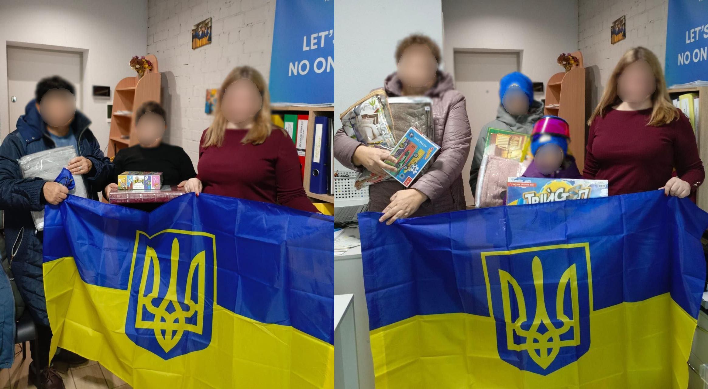 Це здвоєне зображення, що демонструє отримання допомоги в приміщенні, імовірно, в офісі волонтерської або благодійної організації.  Обидві частини зображення ідентичні за фоном: на задньому плані видно світлу стіну з елементами стелажів, канцелярським приладдям і частиною синього банера з написом 