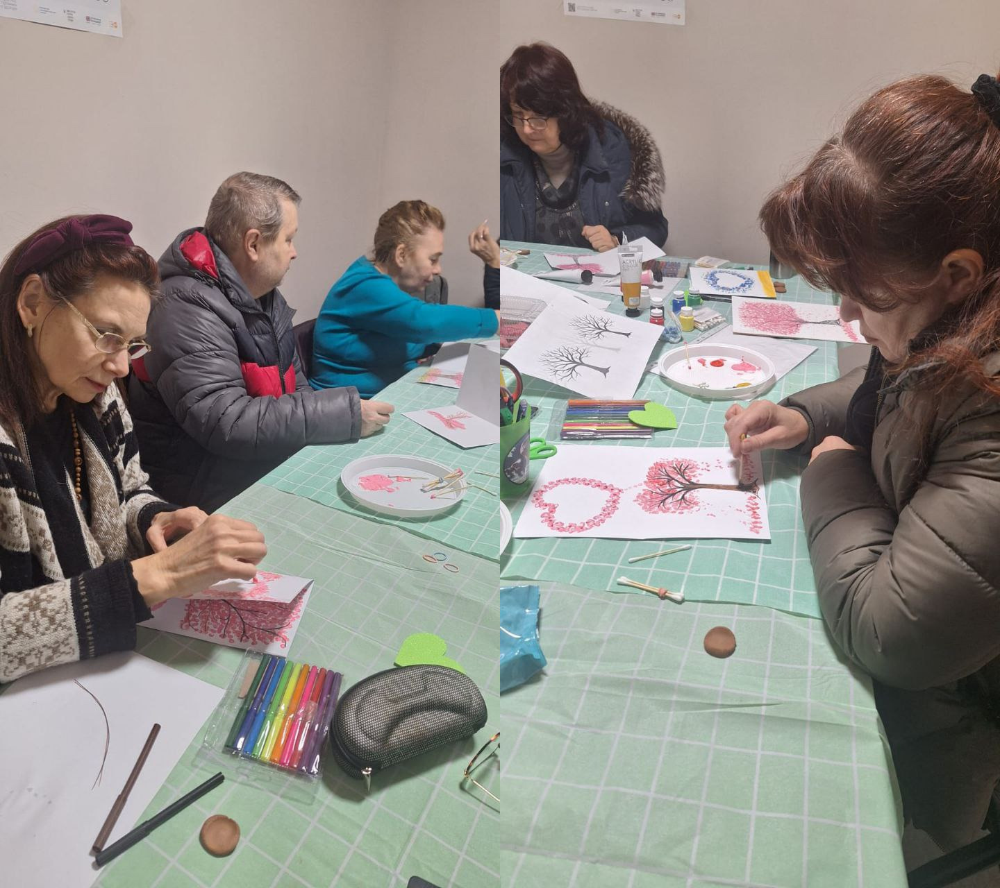 Колаж із двох фотографій, на яких люди за столом займаються творчістю. Вони малюють дерева з рожевим квітом, використовуючи фарби, пензлі та ватні палички. На столі, застеленому світло-зеленою скатертиною в клітинку, також лежать фломастери та зразки малюнків.