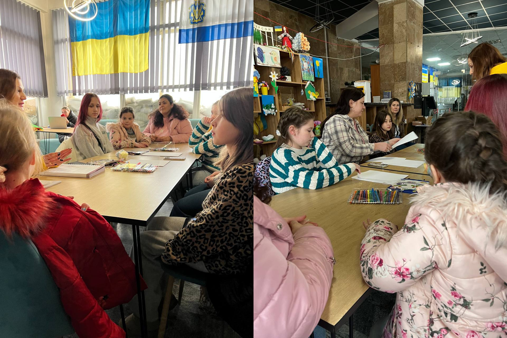 Колаж із двох фотографій, на яких діти та дорослі займаються творчістю у світлому приміщенні. Вони сидять за великим дерев'яним столом, де розкладені аркуші паперу та кольорові олівці. На фоні видно великий прапор України, вікно, закладене мішками з піском, та полиці з дитячими виробами.