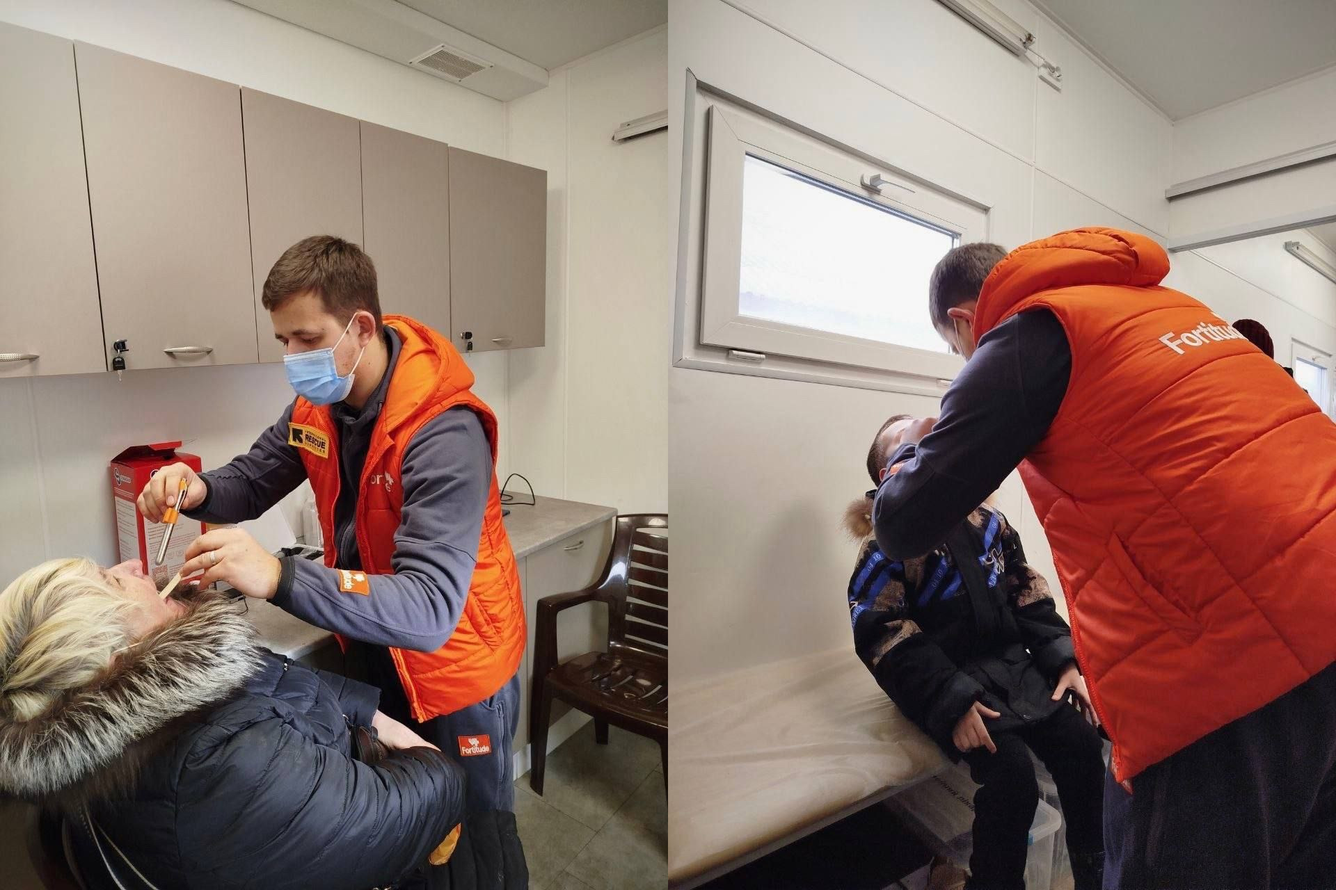 Колаж із двох фотографій, на яких медичний працівник у помаранчевому жилеті та захисній масці проводить огляд пацієнтів у мобільному кабінеті. На першому фото він оглядає горло дорослій жінці, на другому — проводить медичну маніпуляцію дитині.