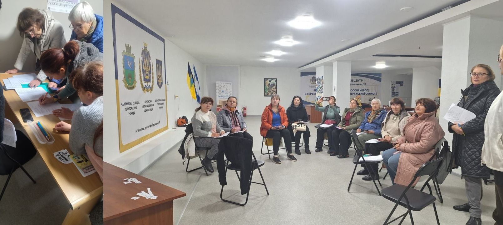 Здвоєне фото, яке зображує захід або тренінг у світлому офісному приміщенні. Ліва частина: група жінок, нахилившись над столом, уважно вивчають документи або заповнюють анкети. Права частина: та ж група жінок сидить у півколі на стільцях, слухаючи спікера (який знаходиться поза кадром) або беручи участь в обговоренні. На задній стіні висить великий плакат із гербом і написами, ймовірно, про громаду чи регіон, а також напис 