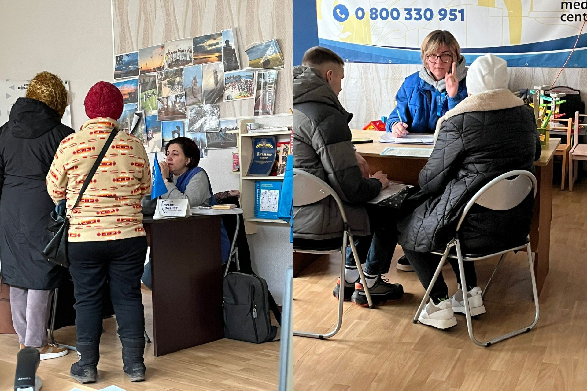 Колаж із двох фотографій, що відображає надання консультацій та допомоги у приміщенні. Зліва: дві жінки стоять спиною до камери, розмовляючи з працівницею за столом. Справа: дві особи сидять навпроти працівниці у синій куртці, яка сидить за столом з ноутбуком, на тлі видно частину банера з номером телефону: 0 800 330 951.