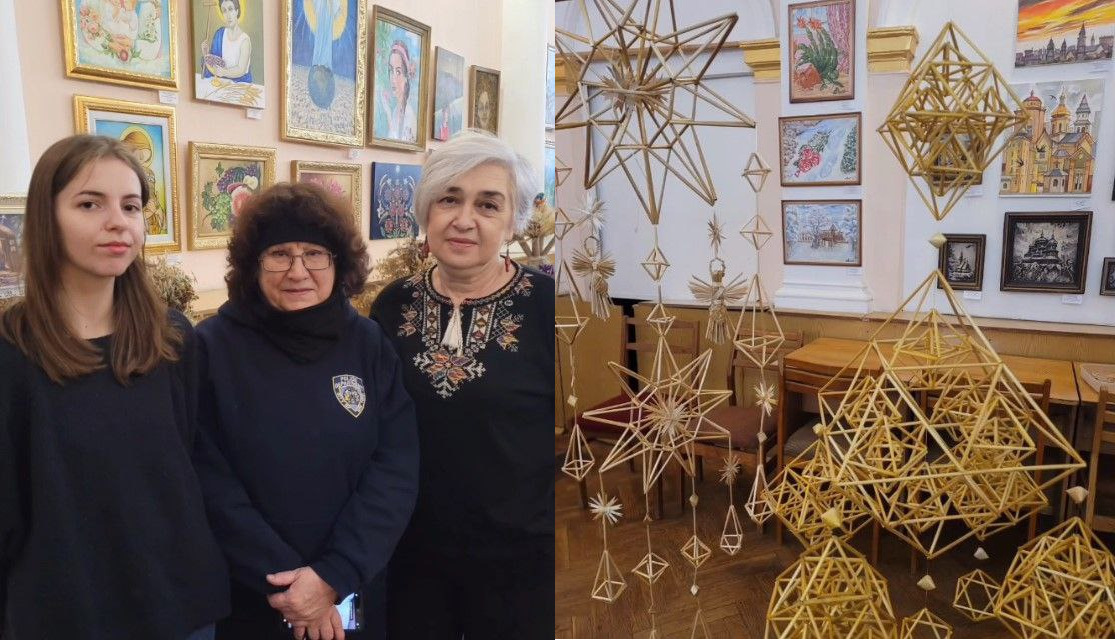 На здвоєному зображенні ліворуч три жінки, ймовірно, в художній галереї. Стіна за ними рожевого кольору, на ній висять численні картини в рамках, переважно з квітковими та релігійними мотивами. Праворуч зображено інтер'єр тієї ж галереї чи виставкового залу зі столами та стільцями на задньому плані, де висять великі, майстерно виготовлені традиційні українські декоративні прикраси з соломи (дідухи чи павуки) у формі зірок, пірамід та інших геометричних фігур.