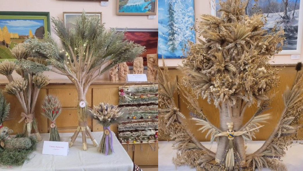 На здвоєному зображенні показано виставку традиційних українських виробів, виготовлених із сухих рослин, соломи та колосків в художній галереї. Усі експонати виставлені на тлі стіни, прикрашеної різними картинами в рамах із пейзажами (зокрема, осінніми та зимовими) та іншими мотивами.