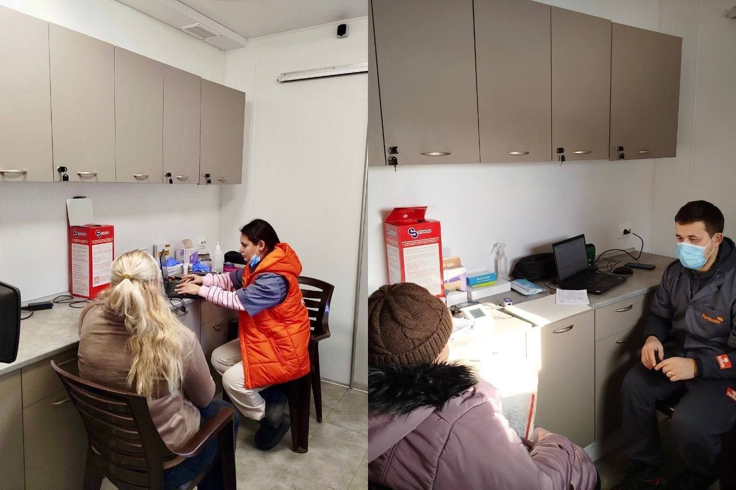 Колаж із двох фотографій, що демонструють процес медичного прийому в кабінеті. На лівому фото медична працівниця в помаранчевому жилеті заповнює дані на ноутбуці під час консультації пацієнтки. На правому фото лікар у захисній масці спілкується з пацієнткою за робочим столом.