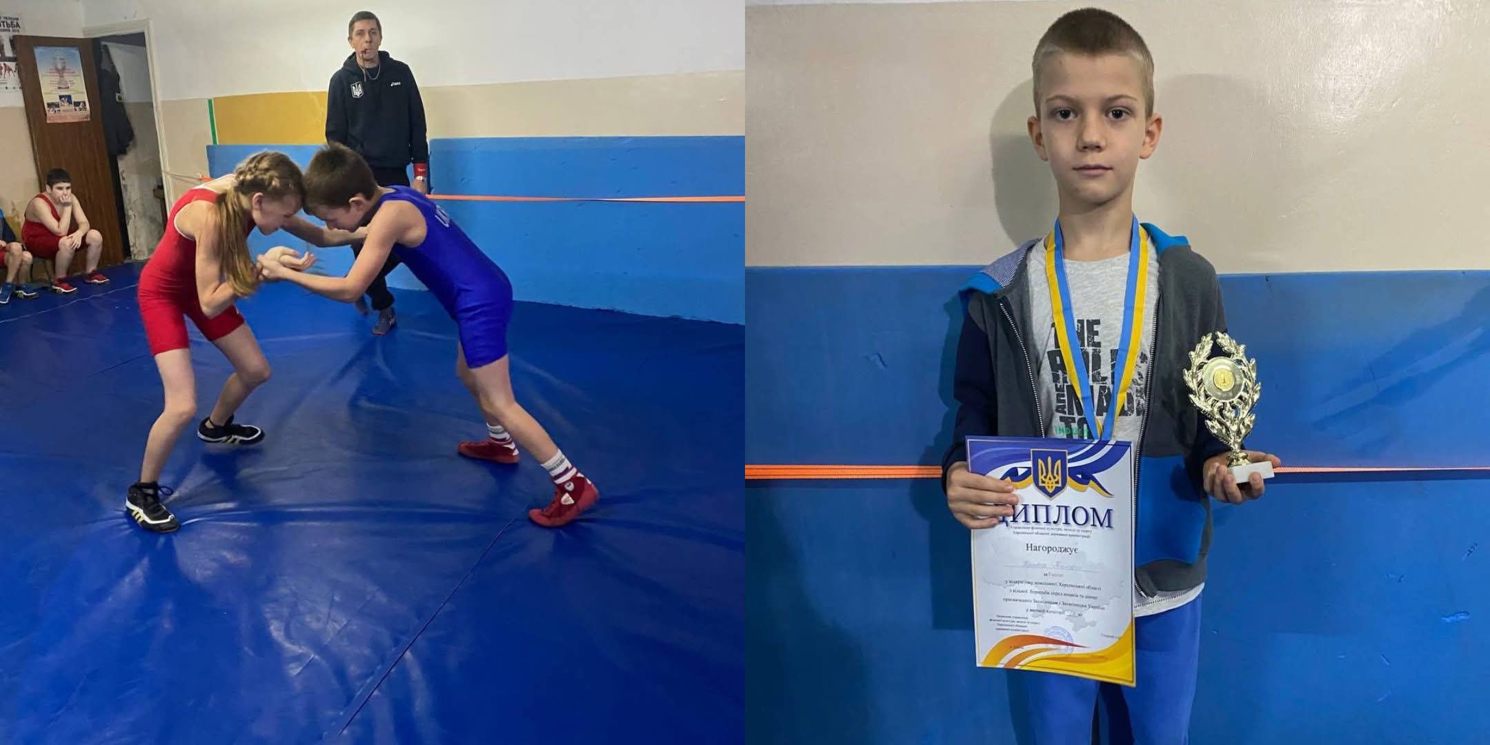 Складене фото, що зображує дитячі змагання з боротьби. Ліворуч: Двоє юних борців (дівчинка в червоному та хлопчик у синьому трико) стоять у стійці, готуючись до сутички на синьому килимі в спортивному залі, під наглядом дорослого (можливо, тренера або судді) на задньому плані. Праворуч: Хлопчик-борец у спортивному одязі та з медаллю на шиї тримає в руках кубок та диплом (напис "ДИПЛОМ" видно на ньому). Він дивиться прямо в камеру.