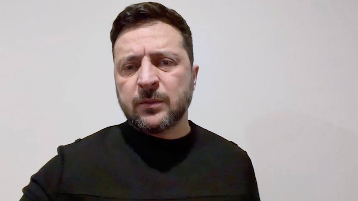 Чоловік із короткою бордою та темним волоссям, одягнений у чорний світшот, дивиться прямо в камеру на світлому однотонному фоні.