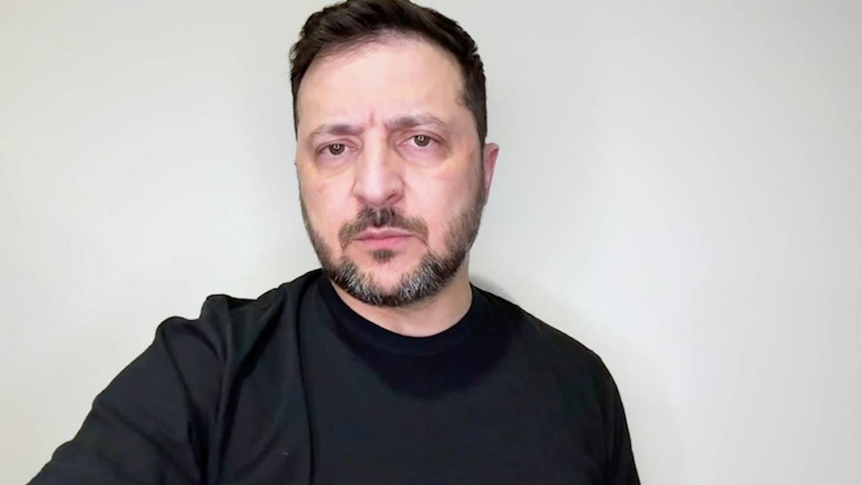 Чоловік із короткою борідою та зачіскою, одягнений у чорну футболку, дивиться прямо в камеру на світлому однотонному фоні. Його погляд зосереджений та серйозний.