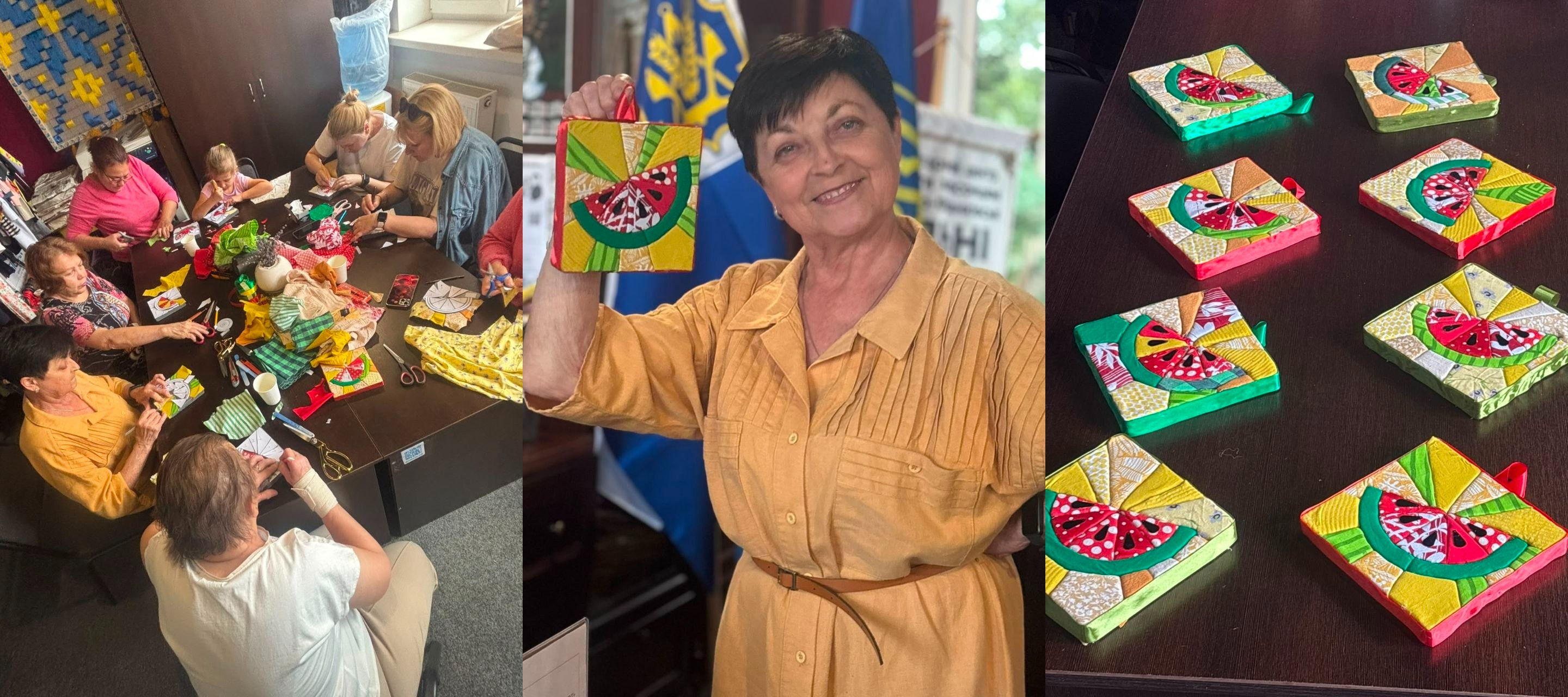 Колаж із трьох вертикальних фотографій, що підбиває підсумки та демонструє результати майстер-класу з японської техніки кінусайгу в івано-франківському координаційному центрі Вільні разом. На лівому знімку показано загальний вигляд кімнати згори: семеро переселенок із Херсонщини та одна маленька дівчинка сидять навколо великого квадратного темного столу, заваленого клаптиками різнокольорових тканин, нитками й інструментами, та зосереджено працюють над своїми виробами до Дня Херсона. На середньому знімку крупним планом зображено усміхнену літню учасницю з короткою темною зачіскою у гірчичній сукні-сорочці з тонким коричневим поясом. Жінка з гордістю тримає у піднятій правій руці готову текстильну картину з кавуном на тлі державного прапора України. На правому знімку зафіксовано фінальний результат спільної творчості: вісім готових квадратних панно з яскравими текстильними зображеннями скибок херсонського кавуна, виконаних у техніці кінусайгу без голки, акуратно розкладено на поверхні коричневого столу.
