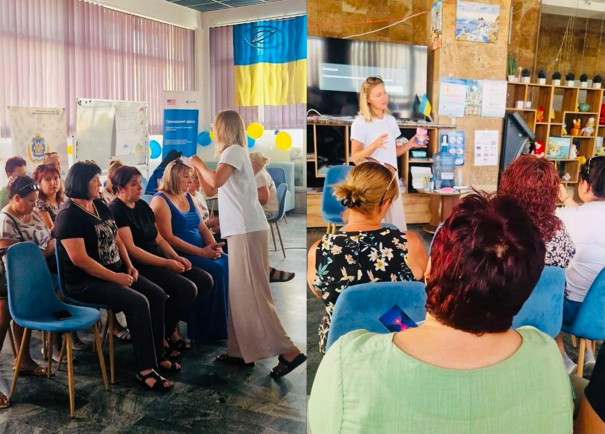 Колаж із двох фотографій, що ілюструють роботу групи психосоціальної підтримки для переселенців. Ліворуч — фахівчиня у білій футболці та світлих штанях проводить практичну вправу з учасницями, які сидять у ряд на стільцях; на задньому плані видно прапор України та інформаційні стенди. Праворуч — та ж сама ведуча стоїть перед аудиторією біля великого екрана та пояснює матеріал, а слухачі сидять обернені до неї спиною до камери.