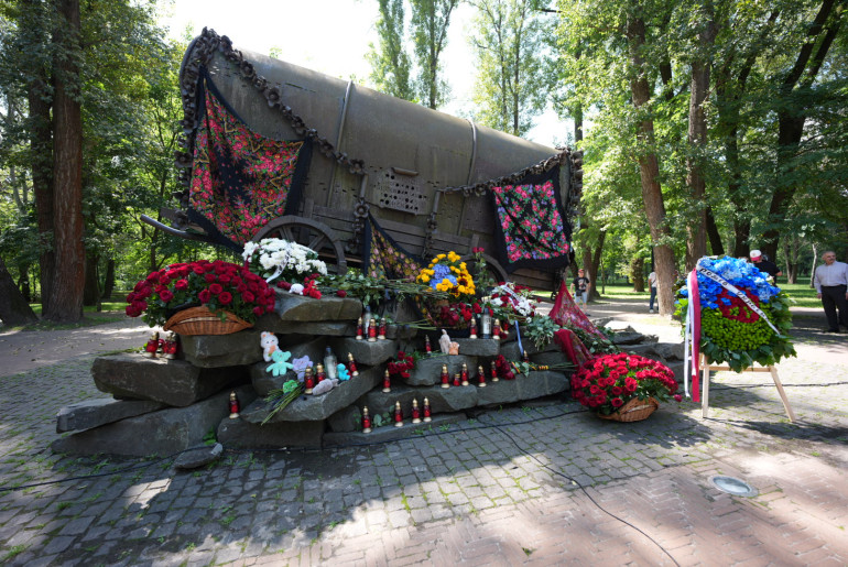 Пам’ятник у вигляді залізної циганської кибитки, встановлений на кам'яному постаменті серед парку. Кибитка оздоблена традиційними хустками, а біля підніжжя монумента розміщено багато квітів, вінків, свічок та м'яких іграшок на знак вшанування пам'яті.