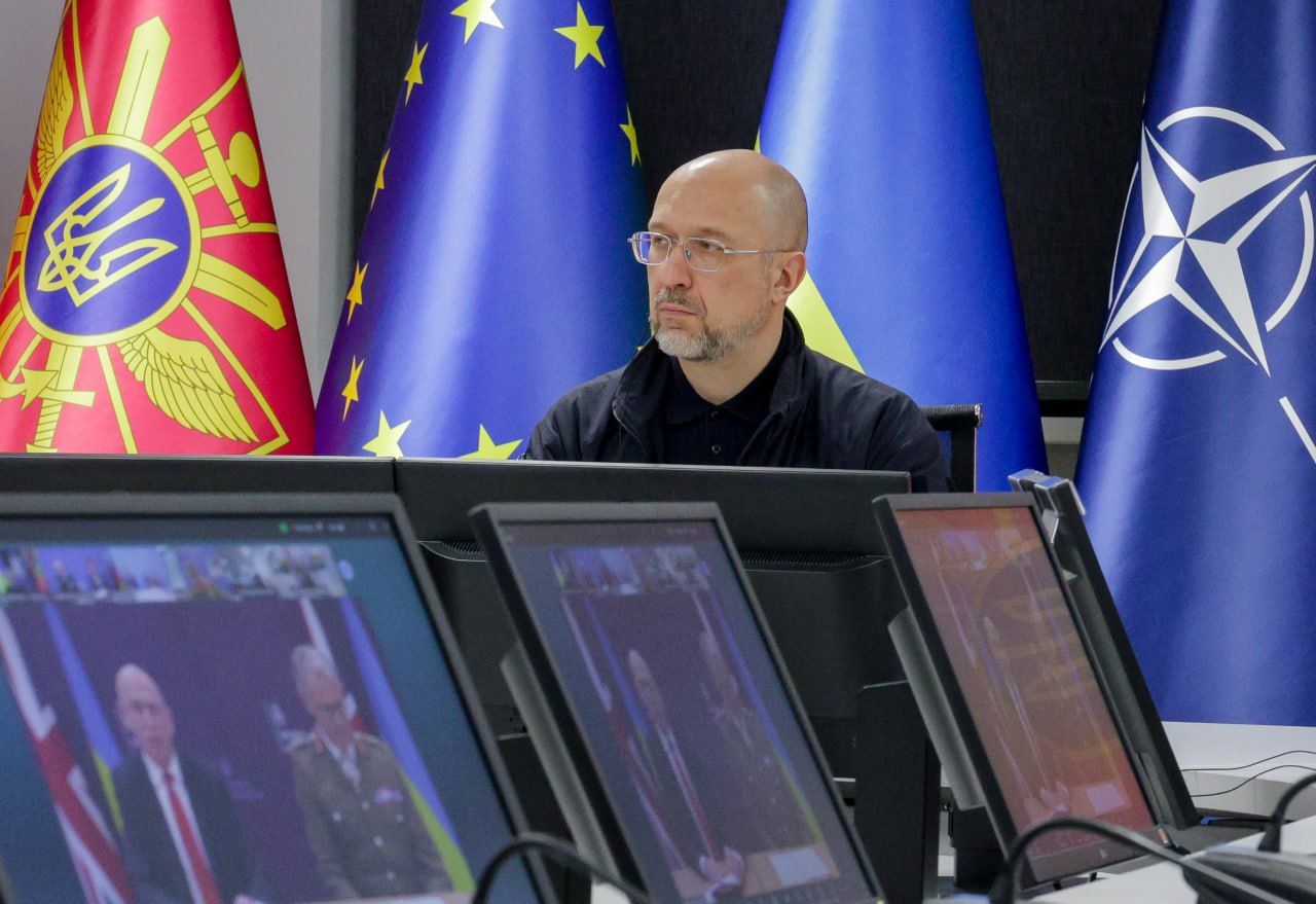 Знімок екрана монітора під час міжнародної відеоконференції у форматі Zoom. На екрані відображено сітку з понад 20 вікнами учасників, серед яких представники оборонних відомств різних країн та НАТО. У верхньому лівому куті видно офіційного представника України на фоні державних та військових прапорів.