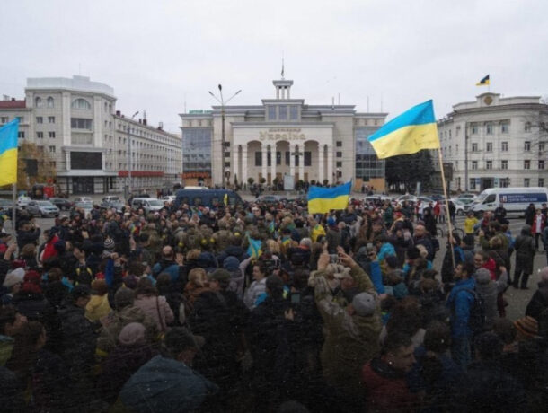 Фотографія натовпу людей з українськими прапорами на площі Свободи міста Херсона з боку кінотеатру УКРАЇНА під час мітингу.