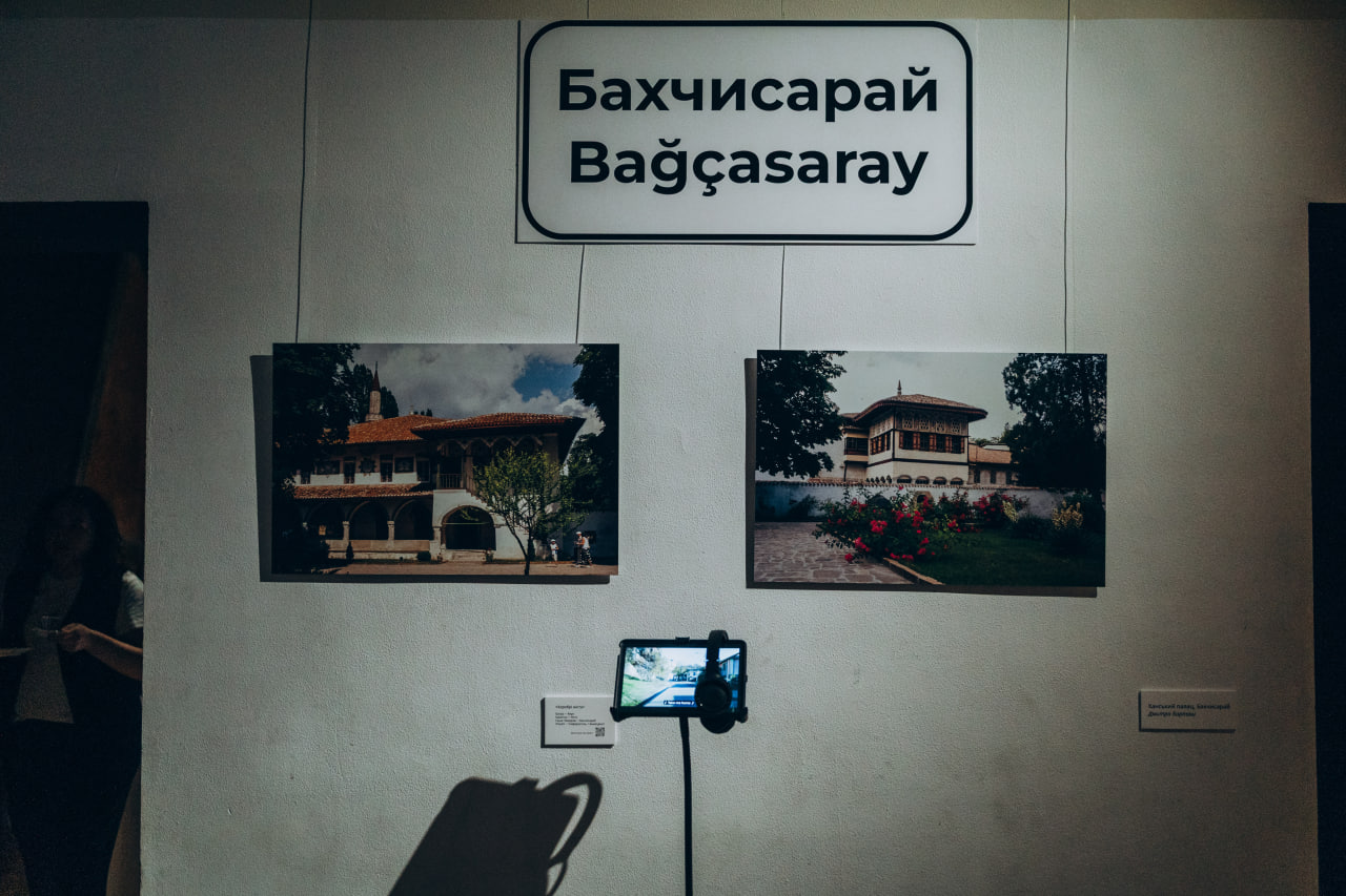 Музейна експозиція, присвячена Бахчисараю. На стіні під двомовним вказівником міста розміщені дві фотографії з краєвидами Ханського палацу, а нижче встановлено планшет із навушниками для відвідувачів.