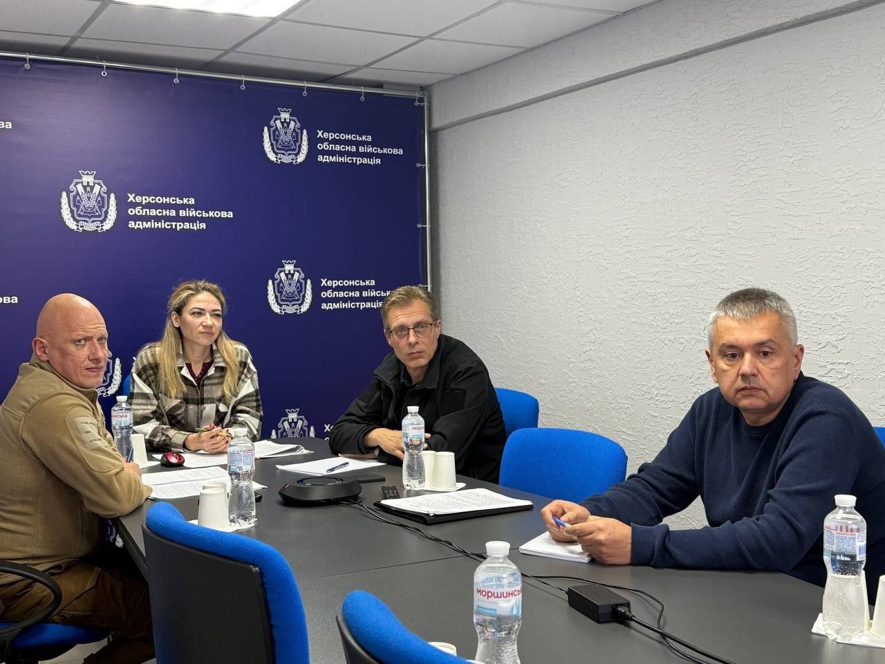 Офіційне фото зустрічі керівництва Херсонської обласної військової адміністрації, де четверо осіб обговорюють робочі питання.