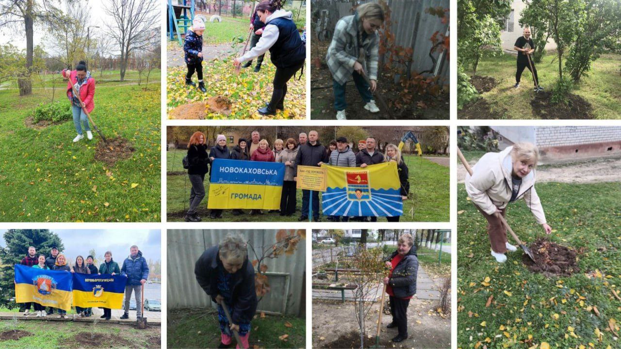 Колаж фотографій, на яких люди займаються висадкою рослин та дерев у громадських місцях. Дві центральні фотографії демонструють групи людей, які тримають українські прапори та банери, що стосуються Новокаховської громади та ініціативи з озеленення.