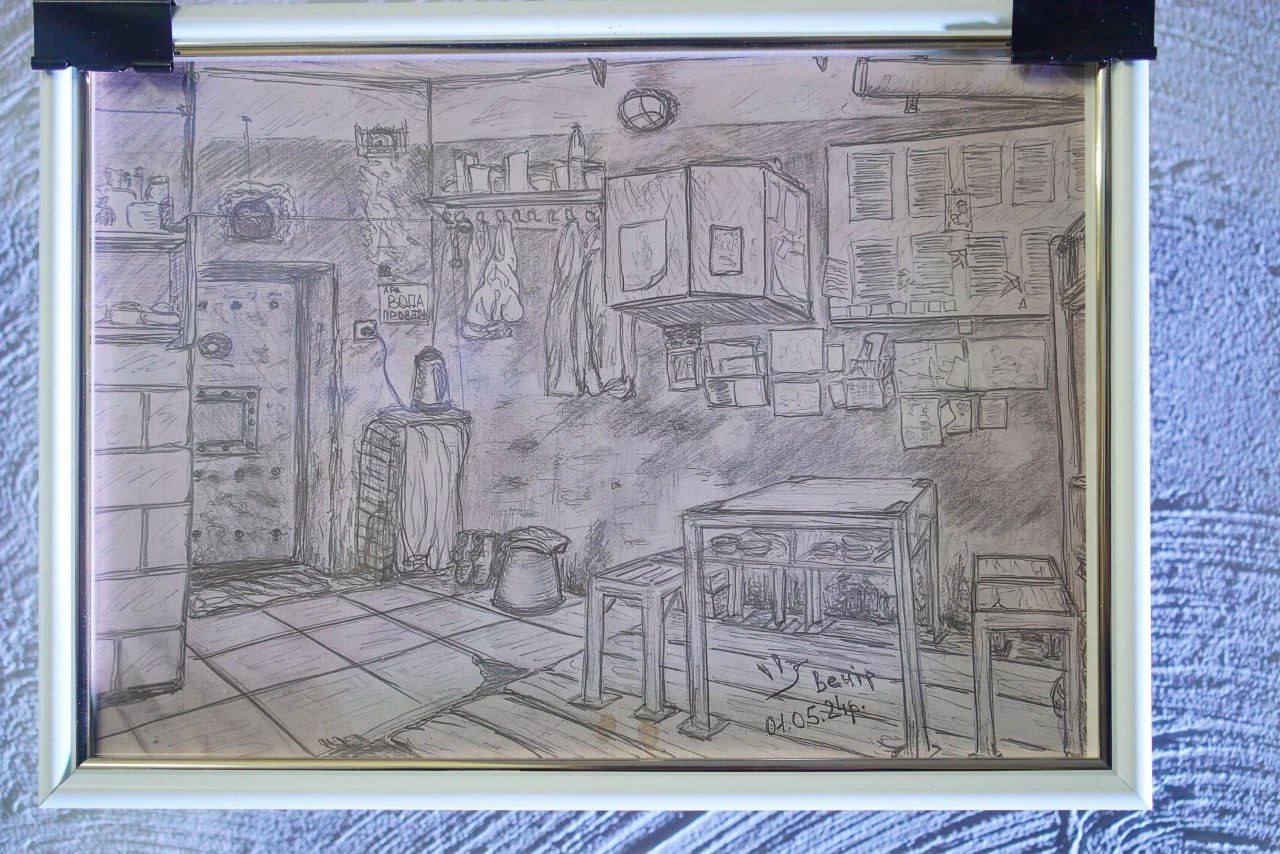 Графічний малюнок олівцем у рамці, що зображує інтер'єр камери або брудного приміщення з металевими меблями, полицями, заґратованими дверима та різними предметами на стінах.