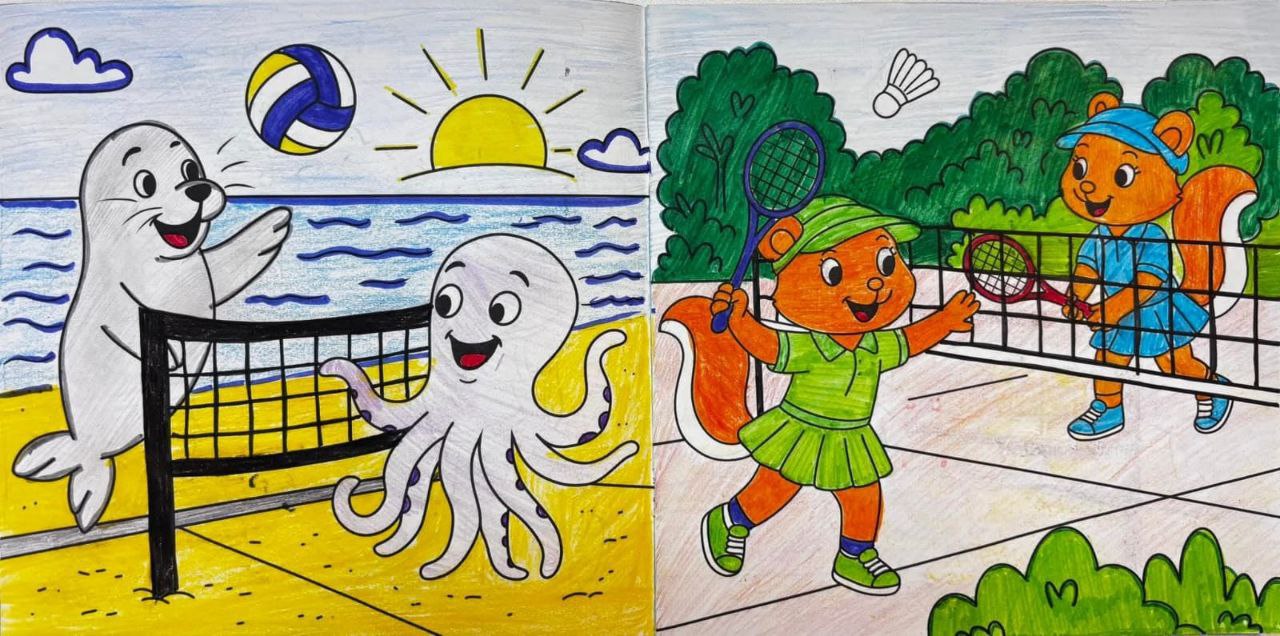 Кольорова ілюстрація, що розділена на дві частини. На лівій стороні тюлень та восьминіг грають у волейбол на піщаному пляжі біля моря. На правій стороні дві білочки у спортивній формі грають у теніс на корті з сіткою.