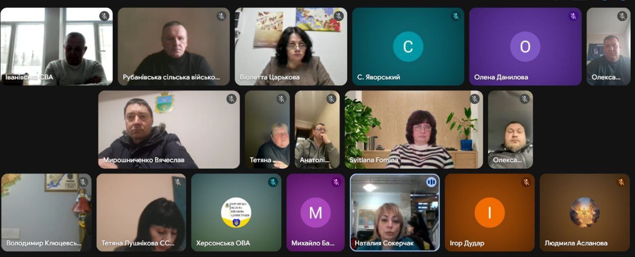 Скриншот вікна відеоконференції в Google Meet, на якому відображено сітку з учасниками. Деякі користувачі ввімкнули відеокамери та знаходяться у робочих або домашніх кабінетах, інші представлені іконками з ініціалами або логотипами організацій.