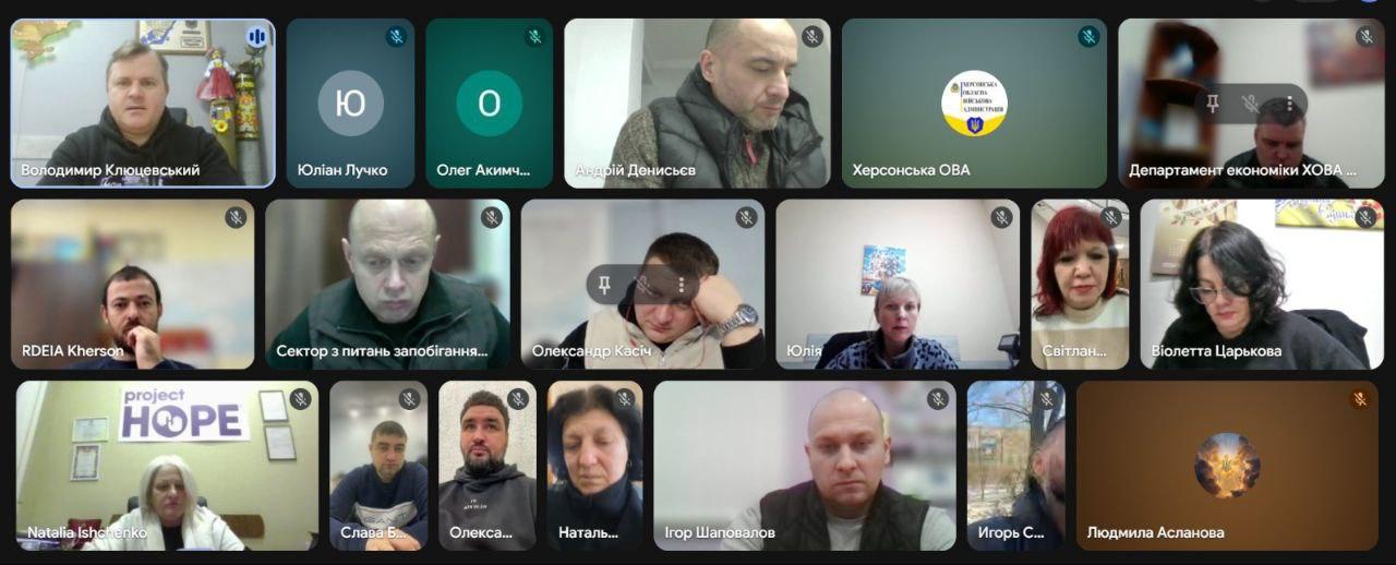 Зображення відеоконференції в режимі сітки з великою кількістю учасників та логотипами організацій, зокрема Project HOPE та RDEIA Kherson.