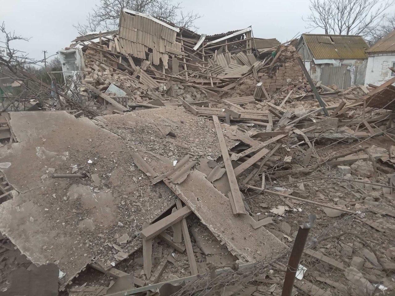 Масштабні руйнування приватного сектору: на місці будинку залишилася купа розбитого шиферу, дерев’яних балок та уламків стін, що повністю завалили територію.