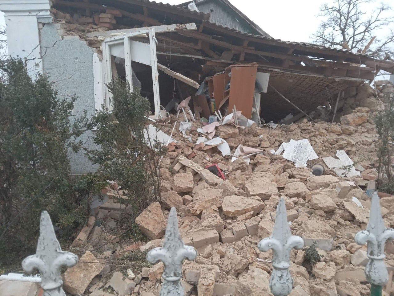 Наслідки влучання в приватний будинок: обвалена покрівля та стіни перетворилися на суцільну купу каміння й уламків, крізь які видно залишки меблів та внутрішнього оздоблення кімнат.