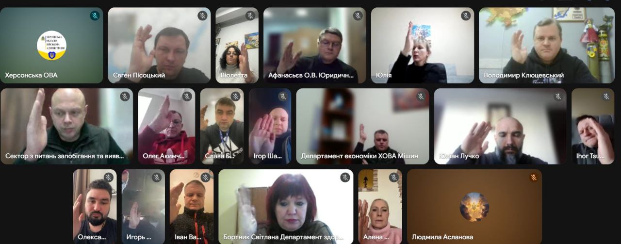 Скриншот онлайн-наради у форматі відеоконференції. На екрані відображено понад 15 вікон із учасниками, більшість із яких тримають підняту руку, ймовірно, під час голосування.