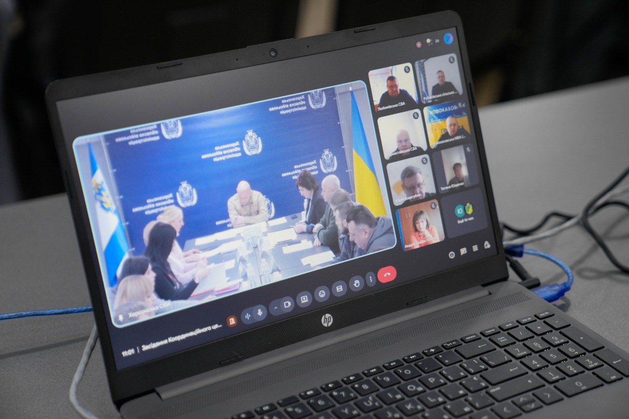Екран ноутбука, на якому відображено онлайн-трансляцію засідання Координаційного центру в режимі відеозв'язку.