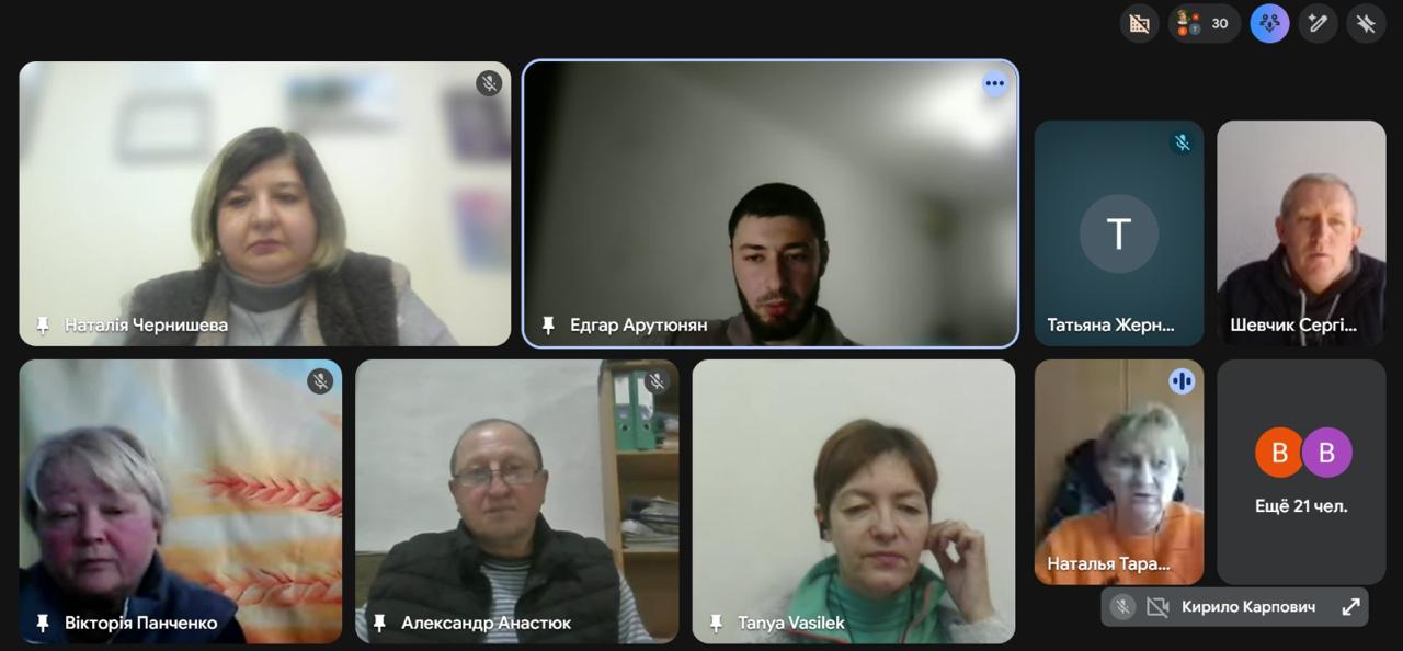 Скриншот відеоконференції в Google Meet, що відображає сітку з п'ятьма учасниками, текстові іконки замість камер та панель керування викликом.