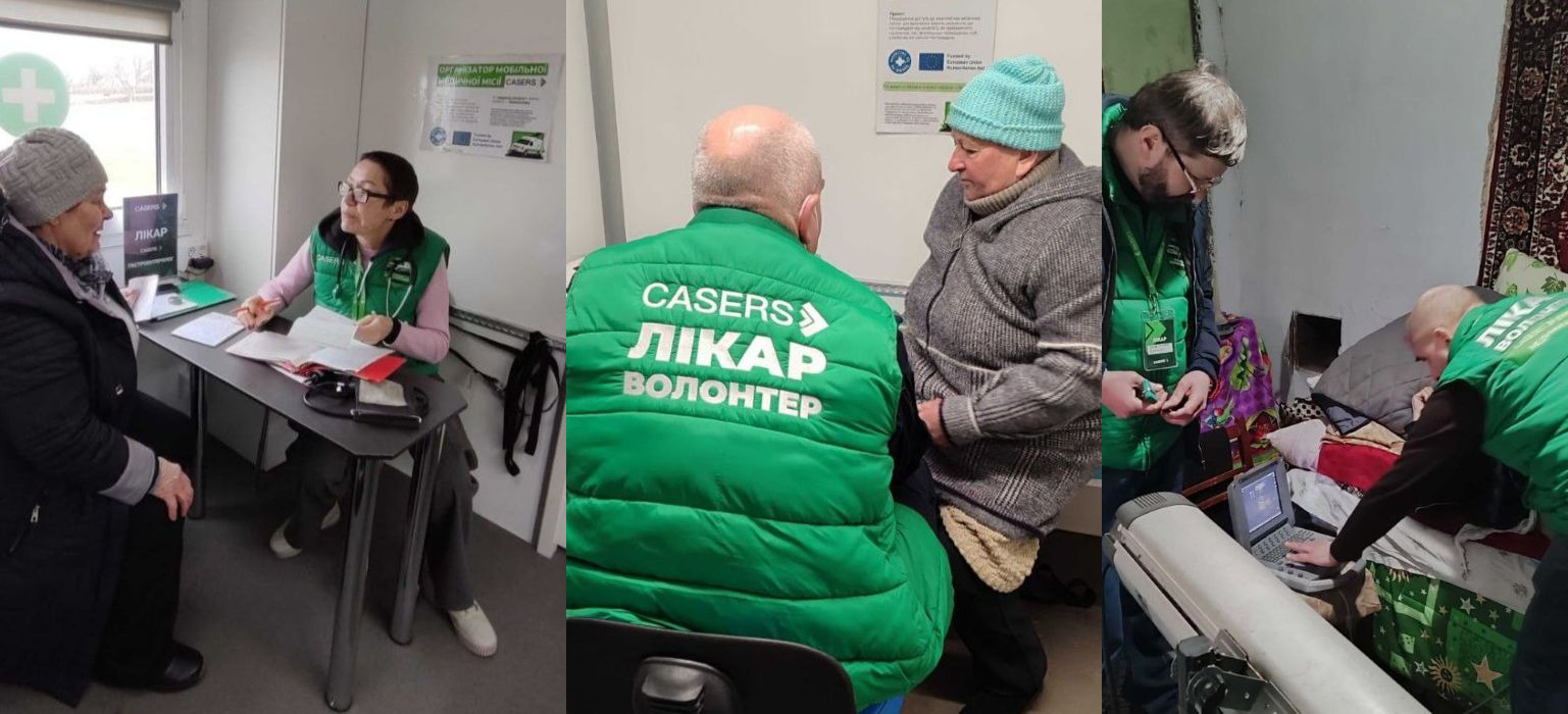 Колаж із трьох фото, що демонструють роботу волонтерів-медиків організації «CASERS». На світлинах лікарі в зелених жилетах проводять консультації у мобільному пункті та оглядають пацієнтів вдома за допомогою портативного обладнання.