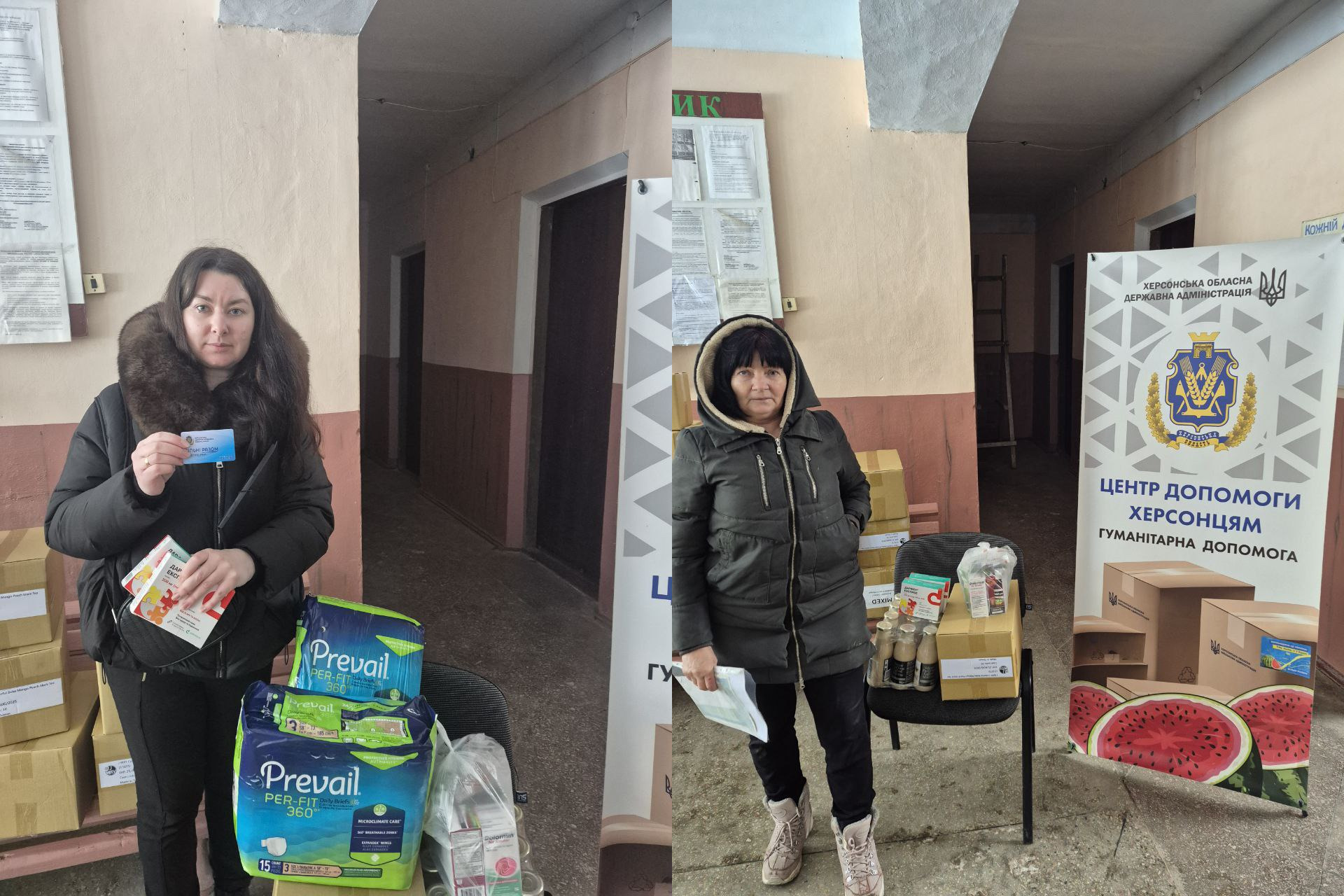 Колаж із двох фото, на яких жінки отримують допомогу від Центру допомоги херсонцям. Поруч із ними пакунки з продуктами, засобами гігієни та інформаційними матеріалами на фоні банера Херсонської обласної державної адміністрації.