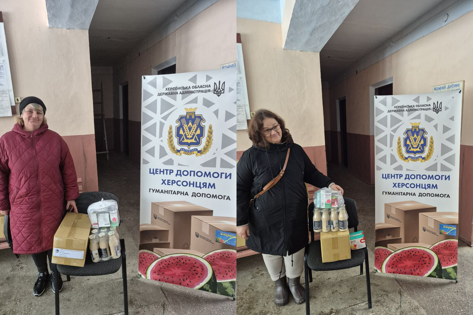 Колаж із двох фотографій, на яких мешканки Херсонщини отримують допомогу від Центру допомоги херсонцям. Поруч із ними на стільцях підготовлені набори: коробки, пакування дитячого харчування та засобів гігієни. На фоні розміщено інформаційні банери Херсонської обласної державної адміністрації.