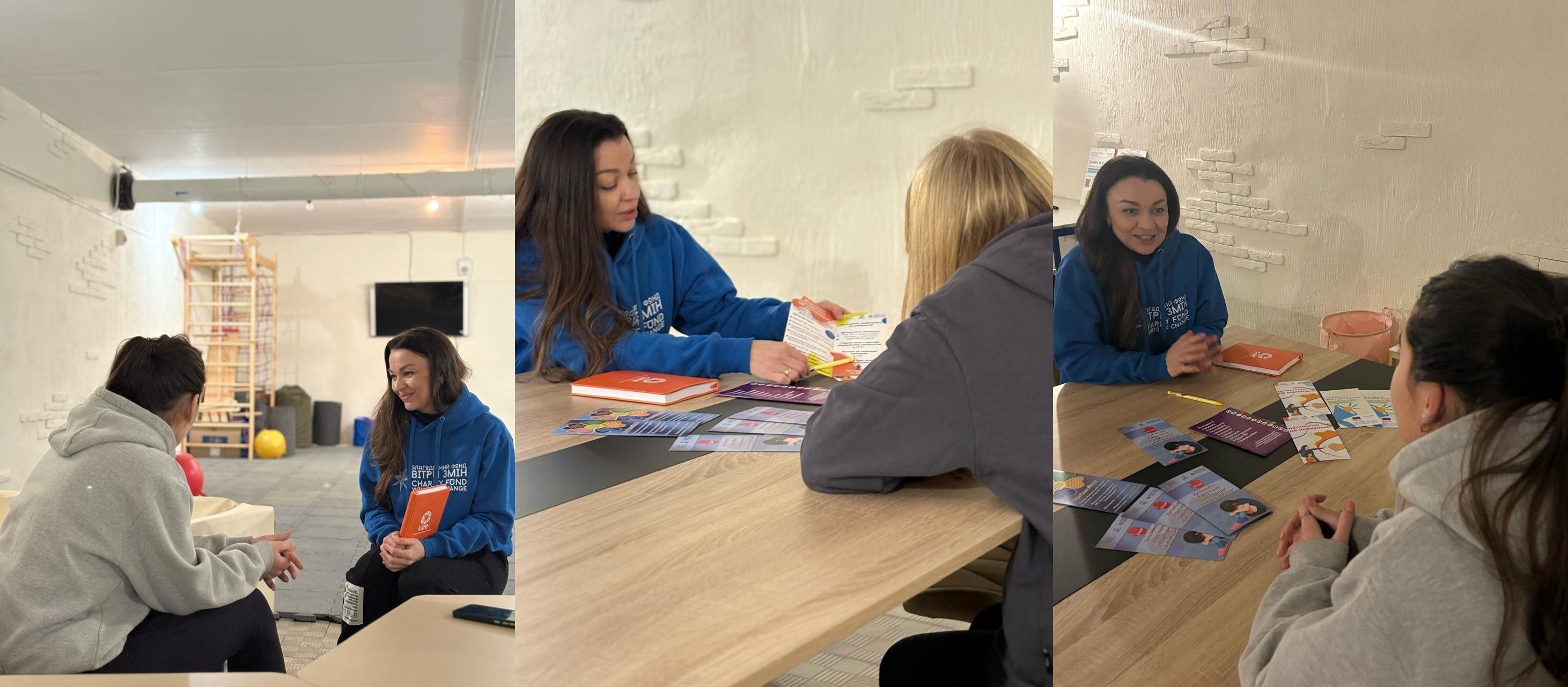 Колаж із трьох фотографій, на яких жінка у синьому худі проводить консультацію для двох дівчат, одягнених у сірі кофти. На знімках вони спілкуються за робочим столом, вивчаючи інформаційні матеріали, а також перебувають у просторому світлому приміщенні.
