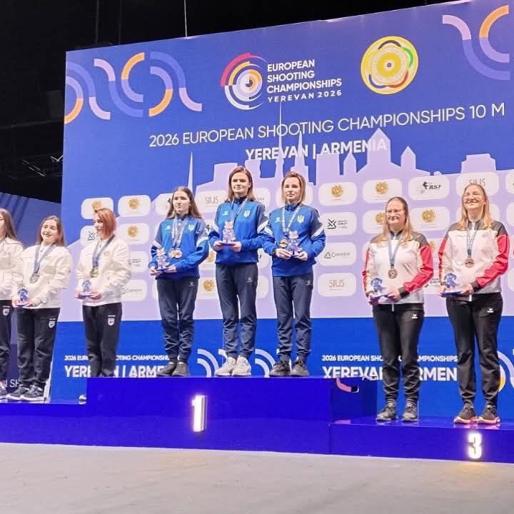 Церемонія нагородження призерок чемпіонату Європи зі стрільби 2026 року в Єревані. Спортсменки у спортивній формі стоять на п'єдесталі з медалями та нагородами на фоні офіційного банера змагань.