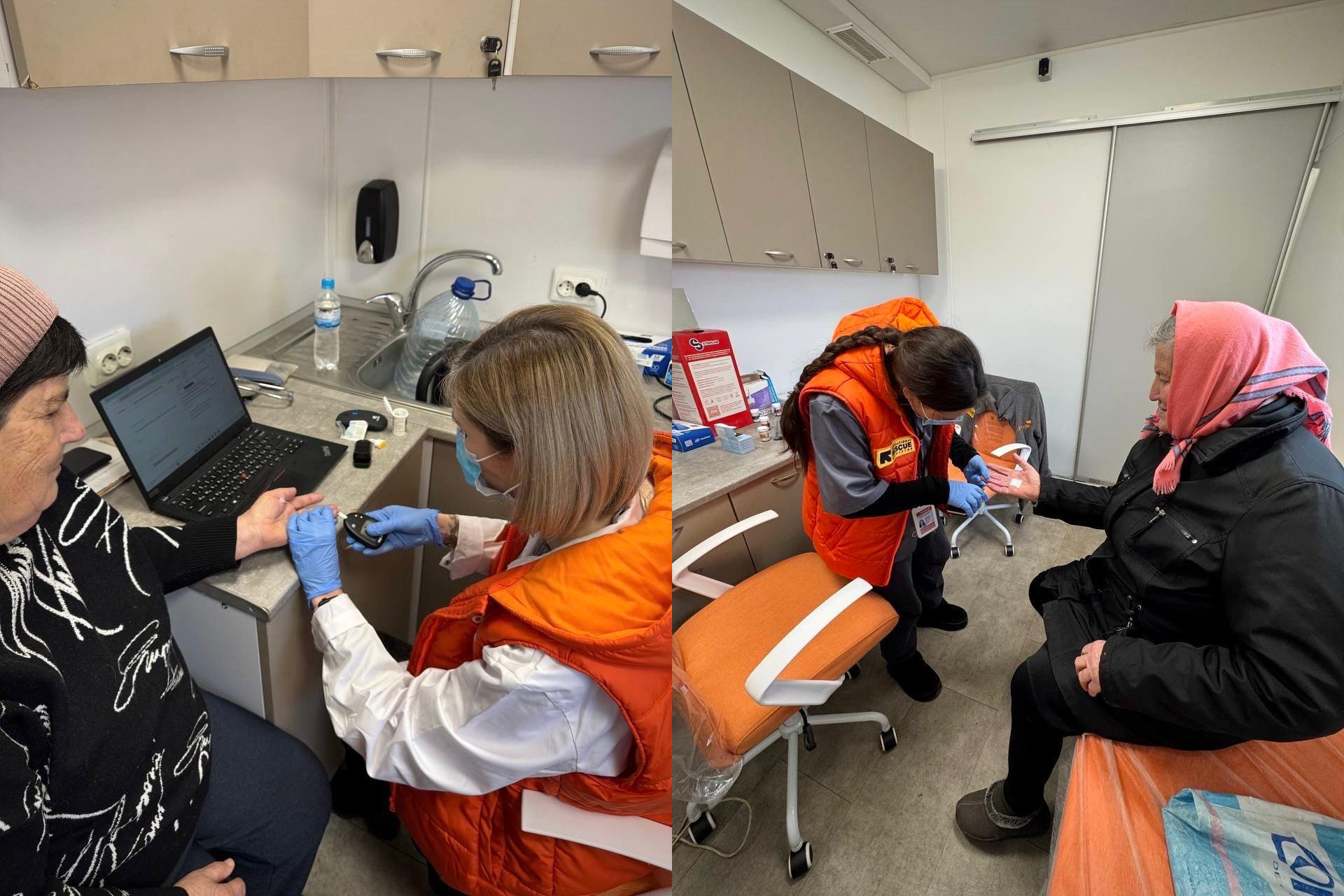 Колаж із двох фотографій, на яких показано процес надання медичної допомоги в облаштованому кабінеті. На обох знімках медичні працівниці в помаранчевих жилетах беруть аналіз крові з пальця у літніх жінок за допомогою глюкометрів. Приміщення обладнане меблями, раковиною та ноутбуком для реєстрації даних.