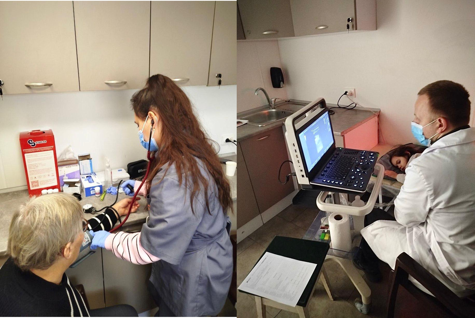 Колаж із двох фотографій, що демонструють медичний огляд. На лівому фото медична працівниця вимірює тиск літній жінці. На правому фото лікар проводить ультразвукове дослідження дитині, яка лежить на кушетці. Обидва фахівці працюють у захисних масках.