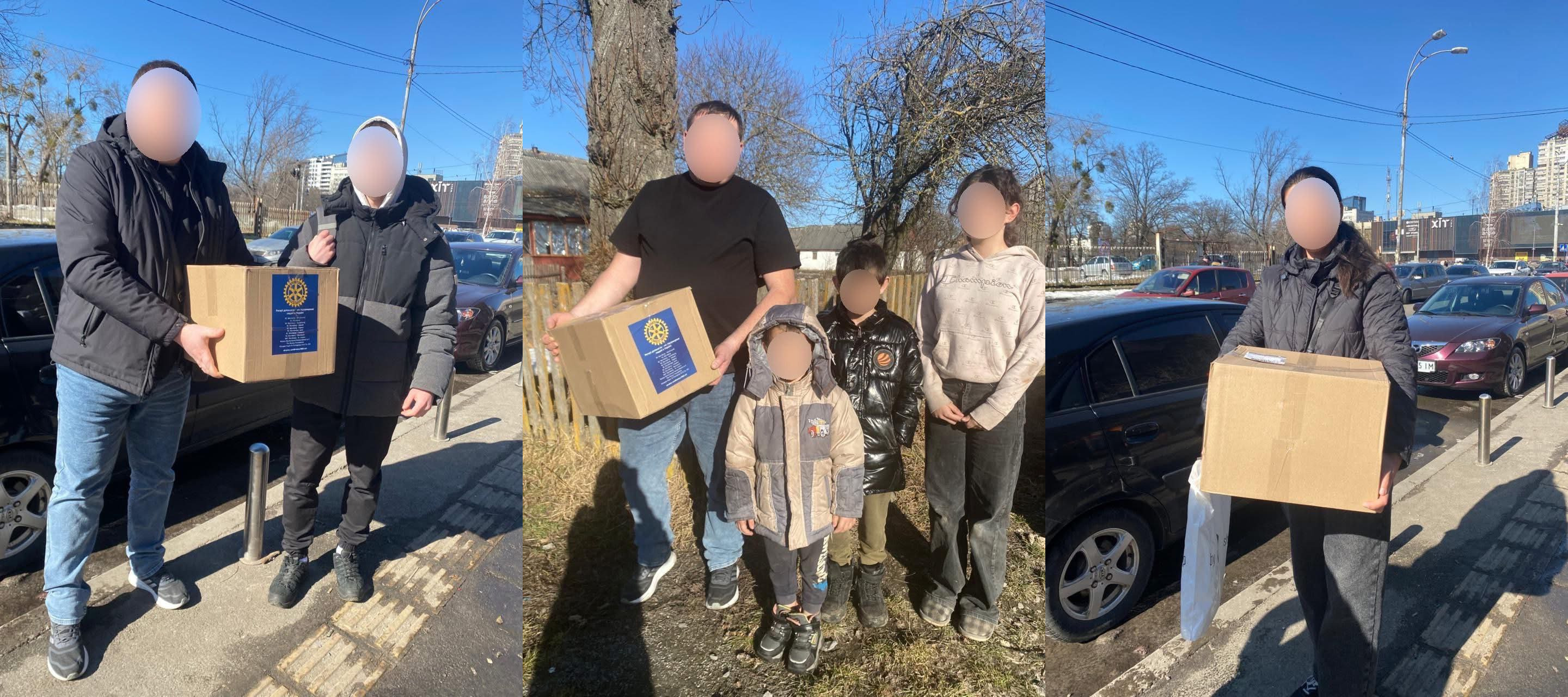 Колаж із трьох фотографій, на яких різні люди тримають картонні коробки з гуманітарною допомогою від організації «Ротарі». На коробках видно синьо-жовту наклейку з логотипом організації. Події відбуваються на вулиці у світлу пору доби.